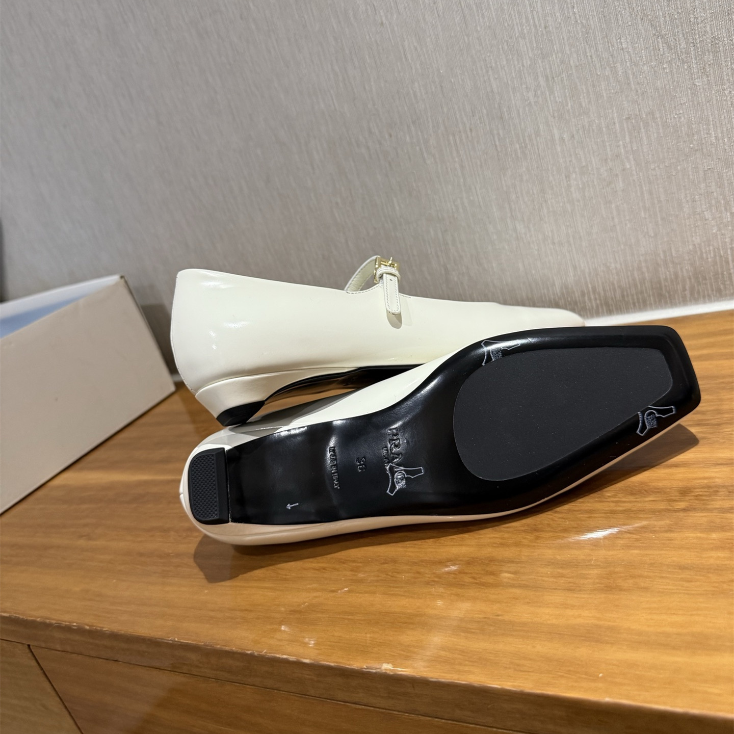 高仿Prada*1F826M方頭皮質塔扣平跟單鞋白色免檢版