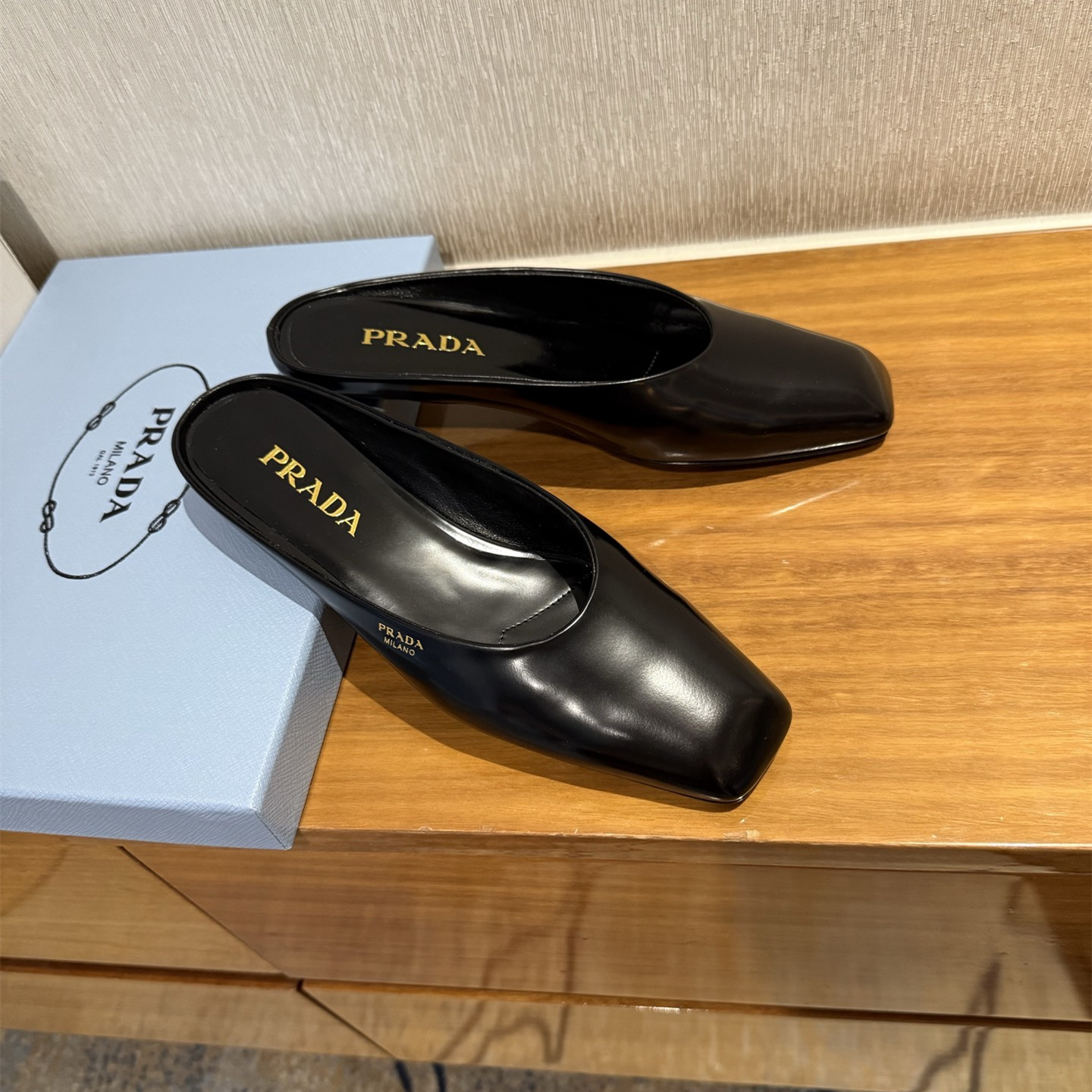 高仿Prada*1S825N方頭皮質休閒拖鞋黑色免檢版