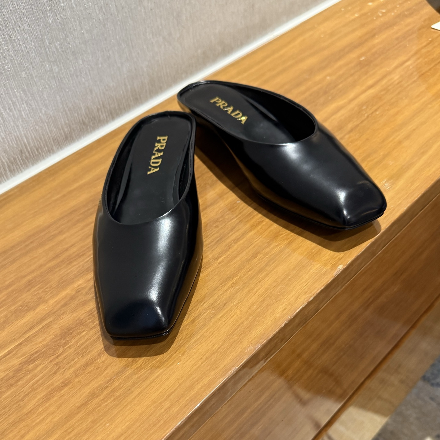 高仿Prada*1S825N方頭皮質休閒拖鞋黑色免檢版