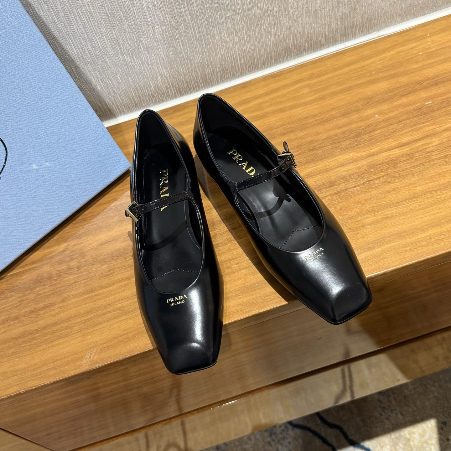 高仿Prada*1F826N方頭皮質塔扣平跟單鞋黑色免檢版