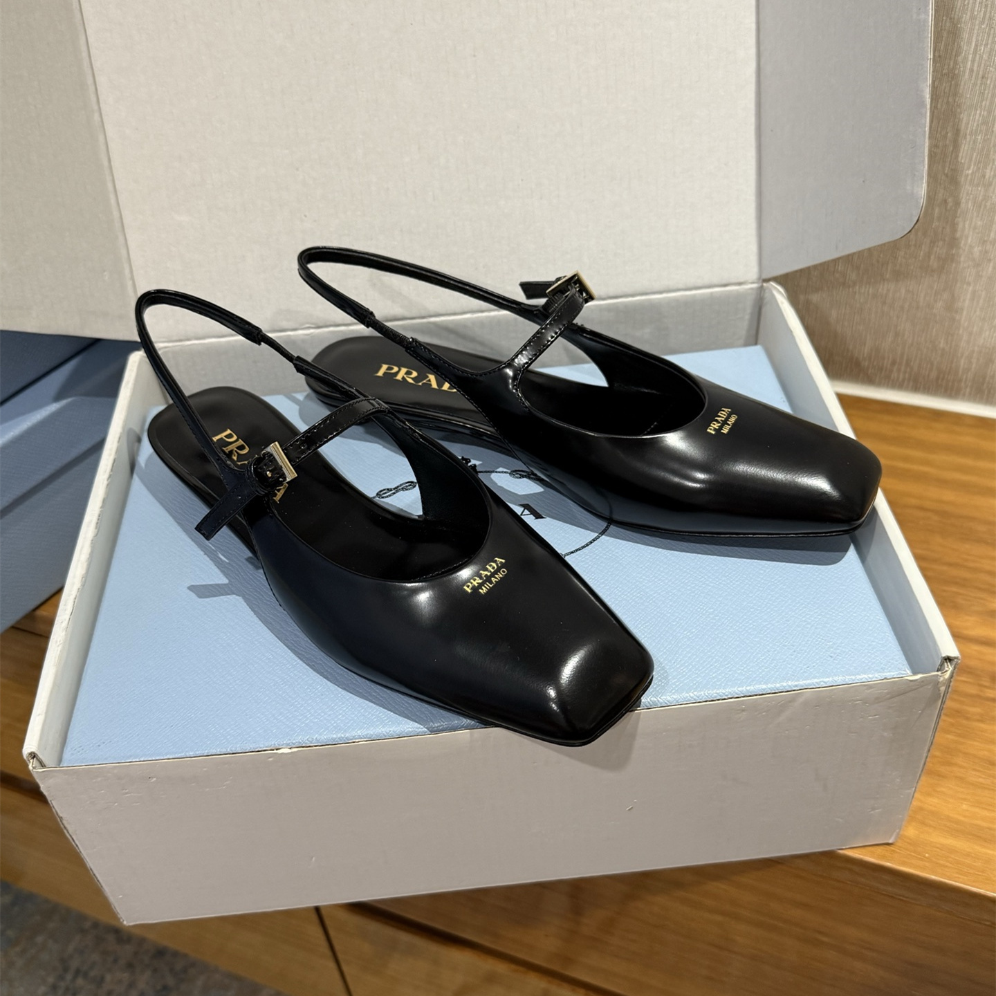 高仿Prada*1F828N方頭皮質塔扣休閒涼鞋黑色免檢版