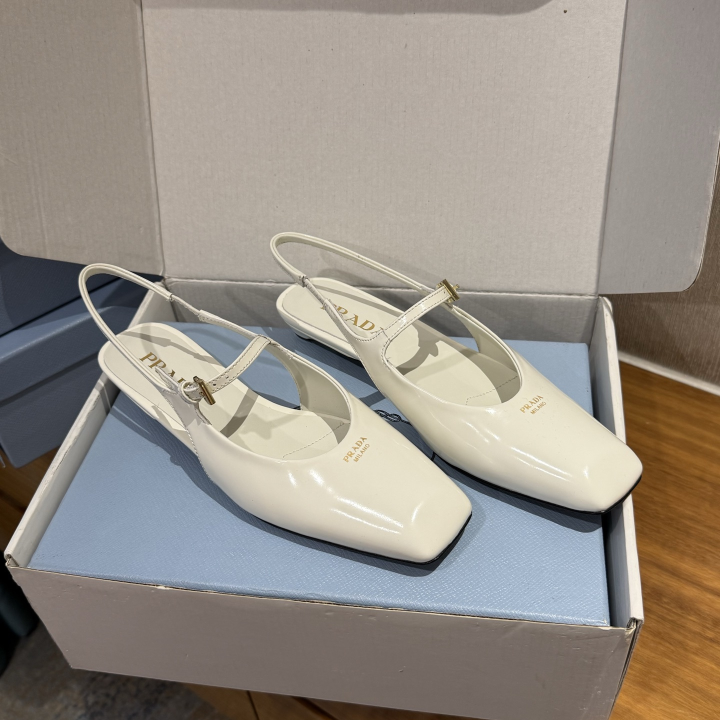 高仿Prada*1F828M方頭皮質塔扣休閒涼鞋白色免檢版