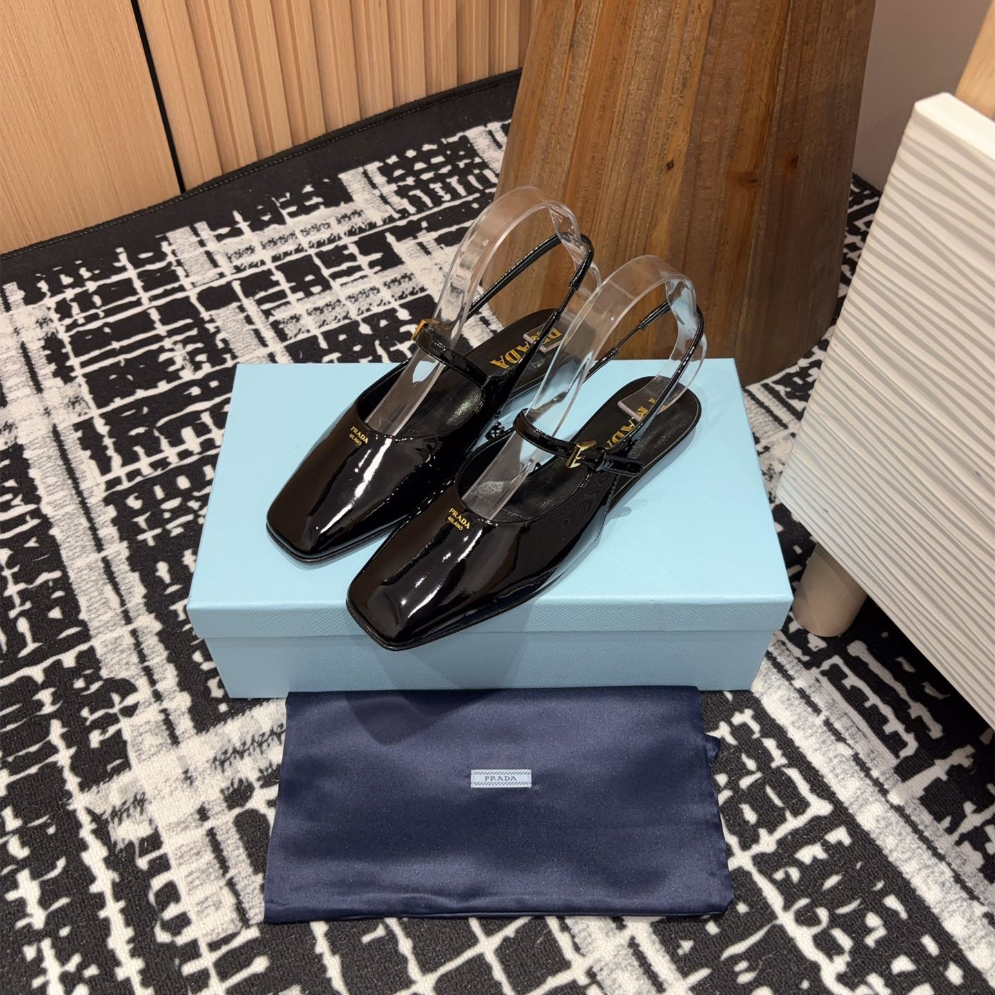 高仿Prada*1F828A方頭皮質塔扣休閒涼鞋漆皮黑色免檢版