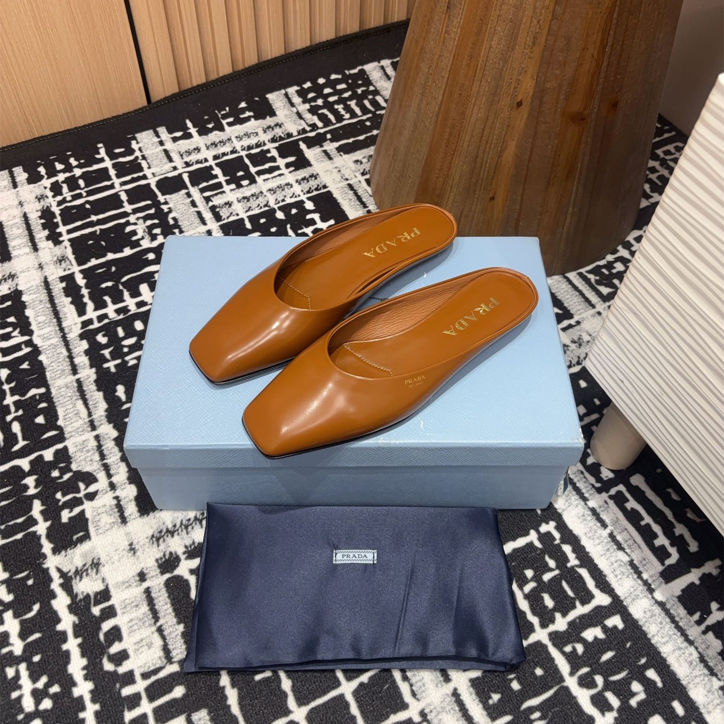 高仿Prada*1S825B方頭皮質休閒拖鞋棕色免檢版