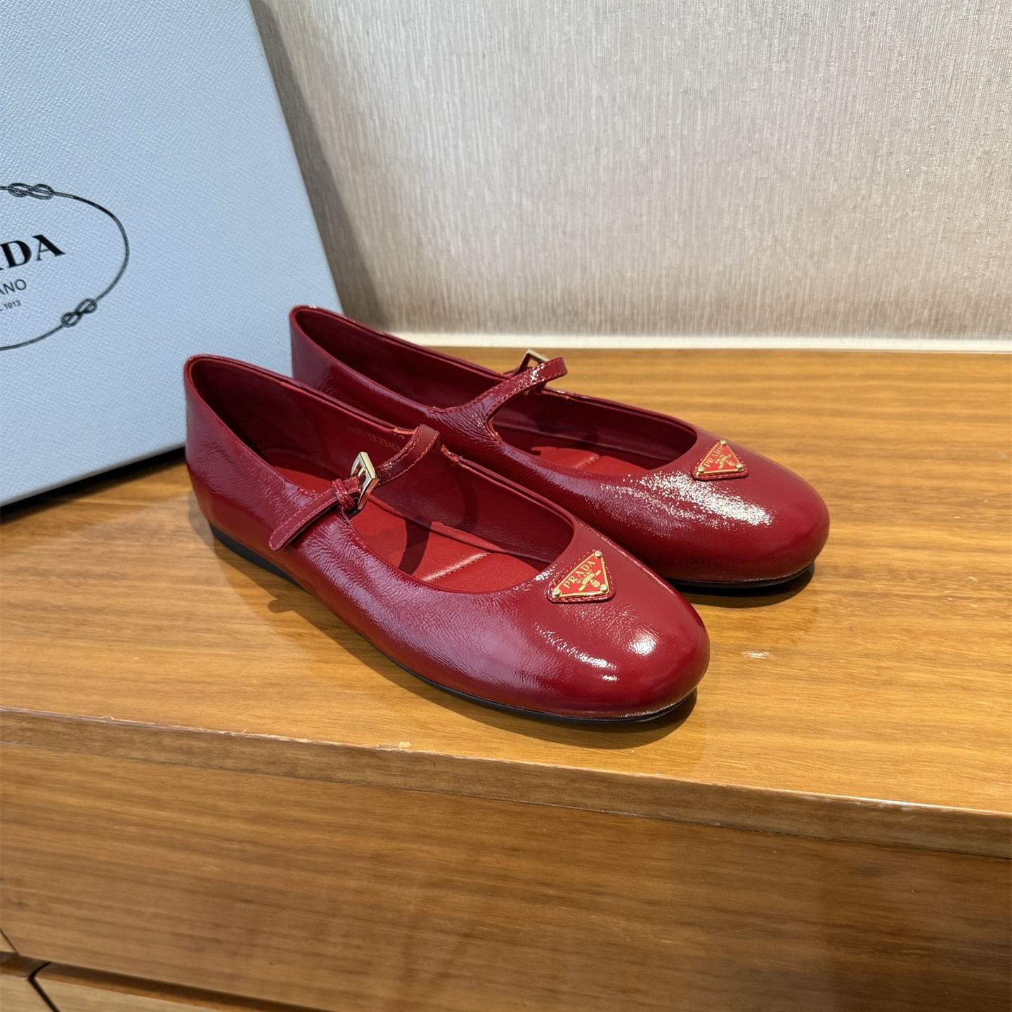 高仿Prada*NewArrival系列1F793A平底瑪麗珍鞋漆皮紅色免檢版