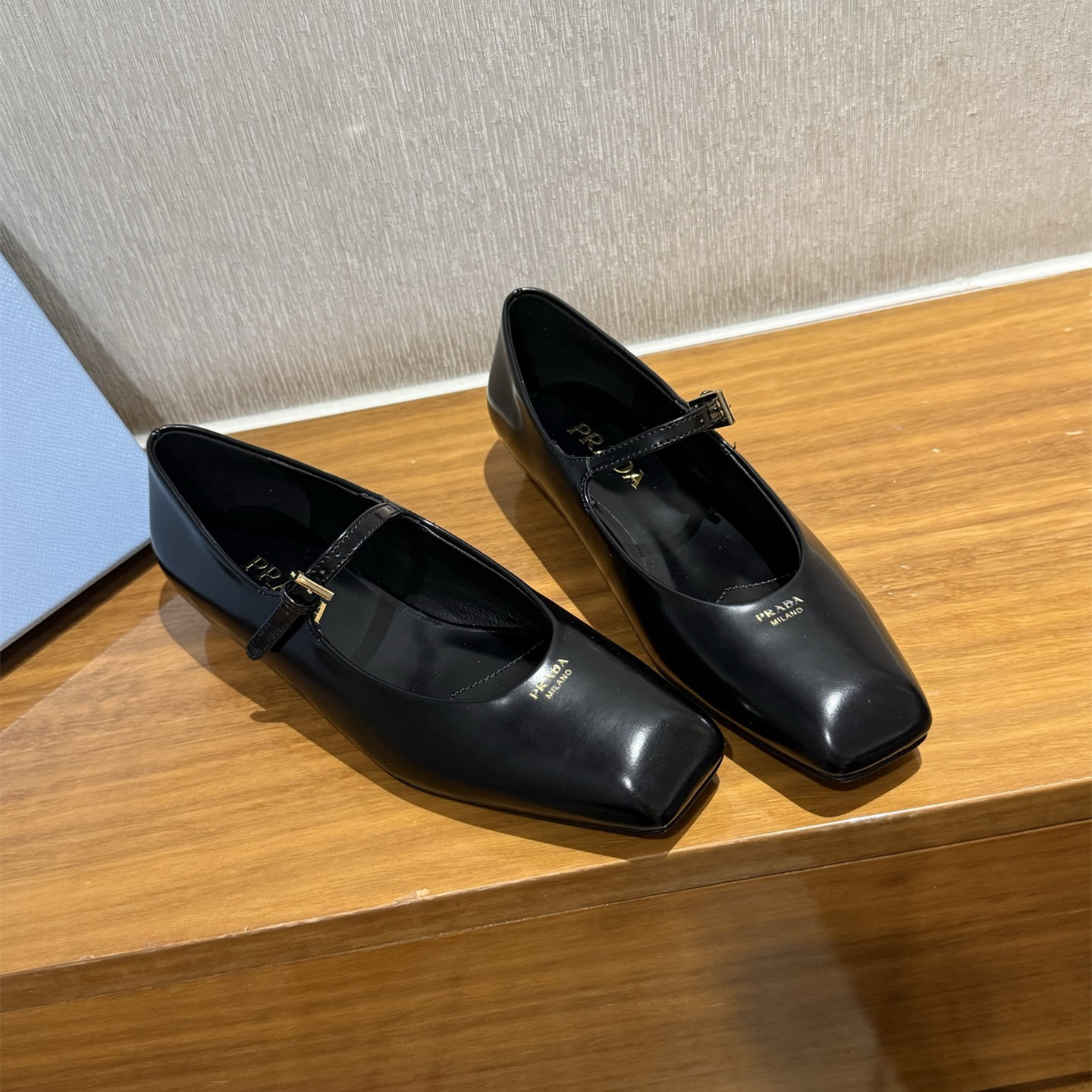 高仿Prada*1F826N方頭皮質塔扣平跟單鞋黑色免檢版