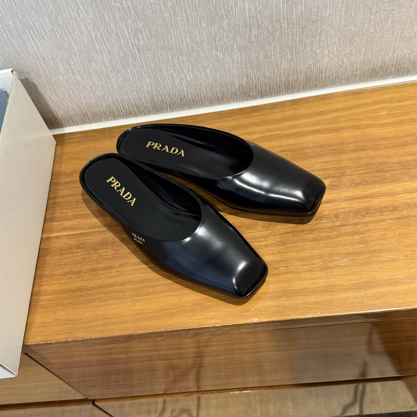 高仿Prada*1S825N方頭皮質休閒拖鞋黑色免檢版