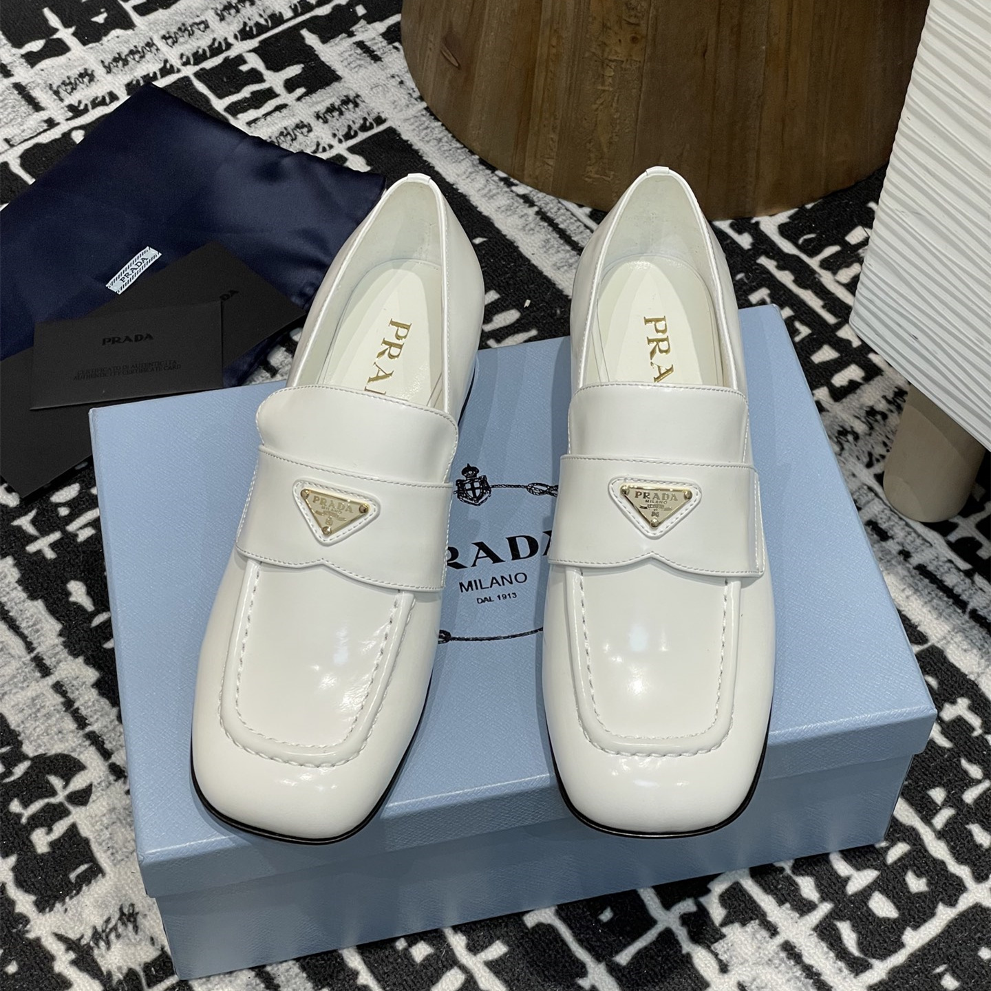 高仿Prada*1D831N方頭套腳樂福鞋3.5CM漆皮白色免檢版