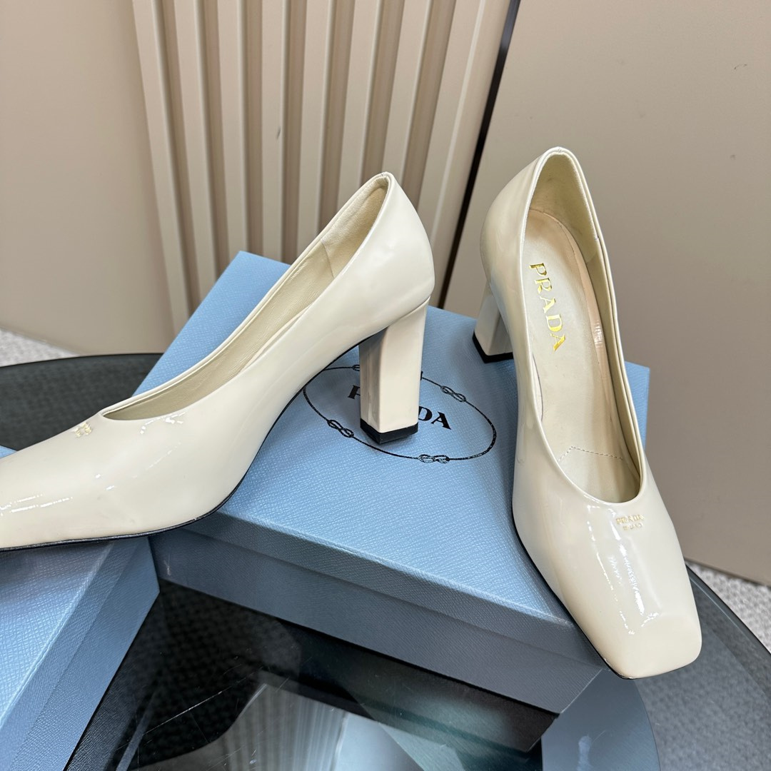 高仿Prada*1I837M方頭粗跟高踭鞋8.5CM漆皮白色免檢版