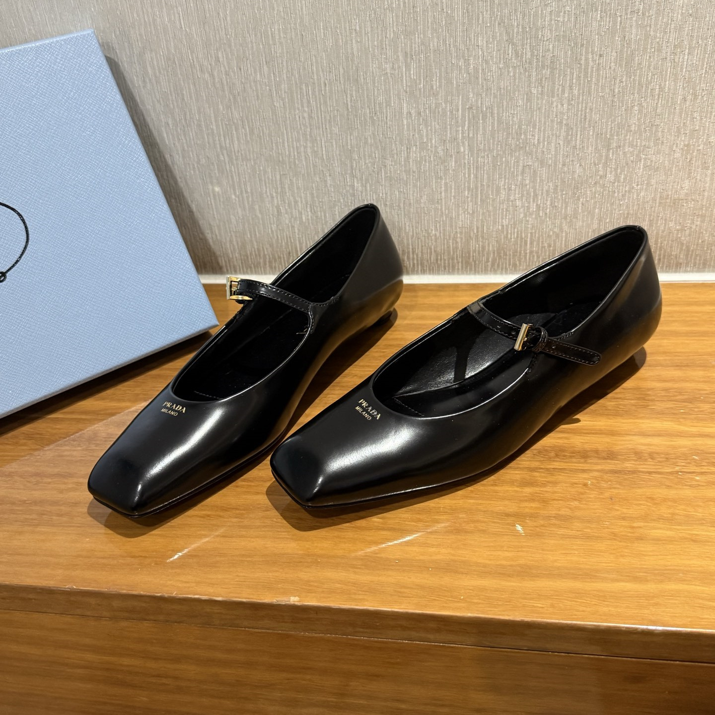 高仿Prada*1F826N方頭皮質塔扣平跟單鞋黑色免檢版