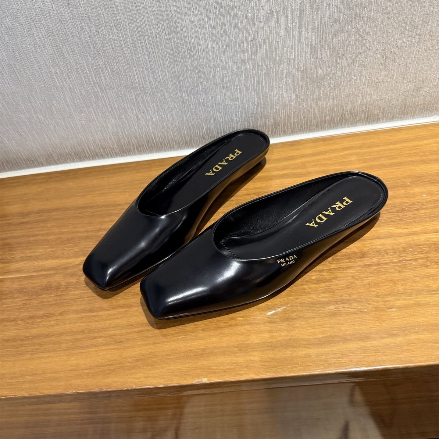 高仿Prada*1S825N方頭皮質休閒拖鞋黑色免檢版