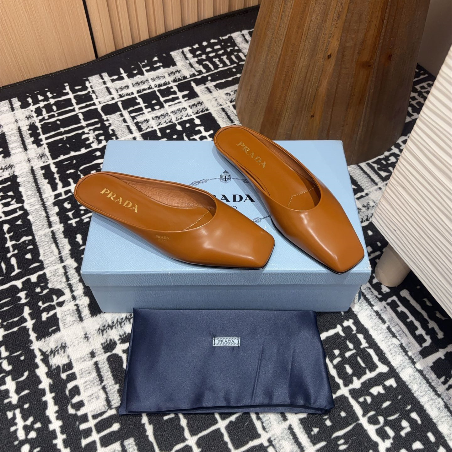 高仿Prada*1S825B方頭皮質休閒拖鞋棕色免檢版