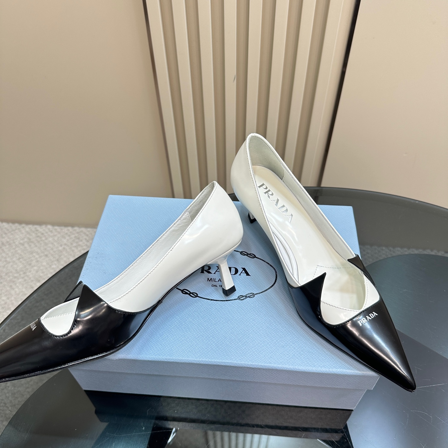 高仿Prada*1I976E尖頭走秀款高踭鞋5.5CM黑白色免檢版