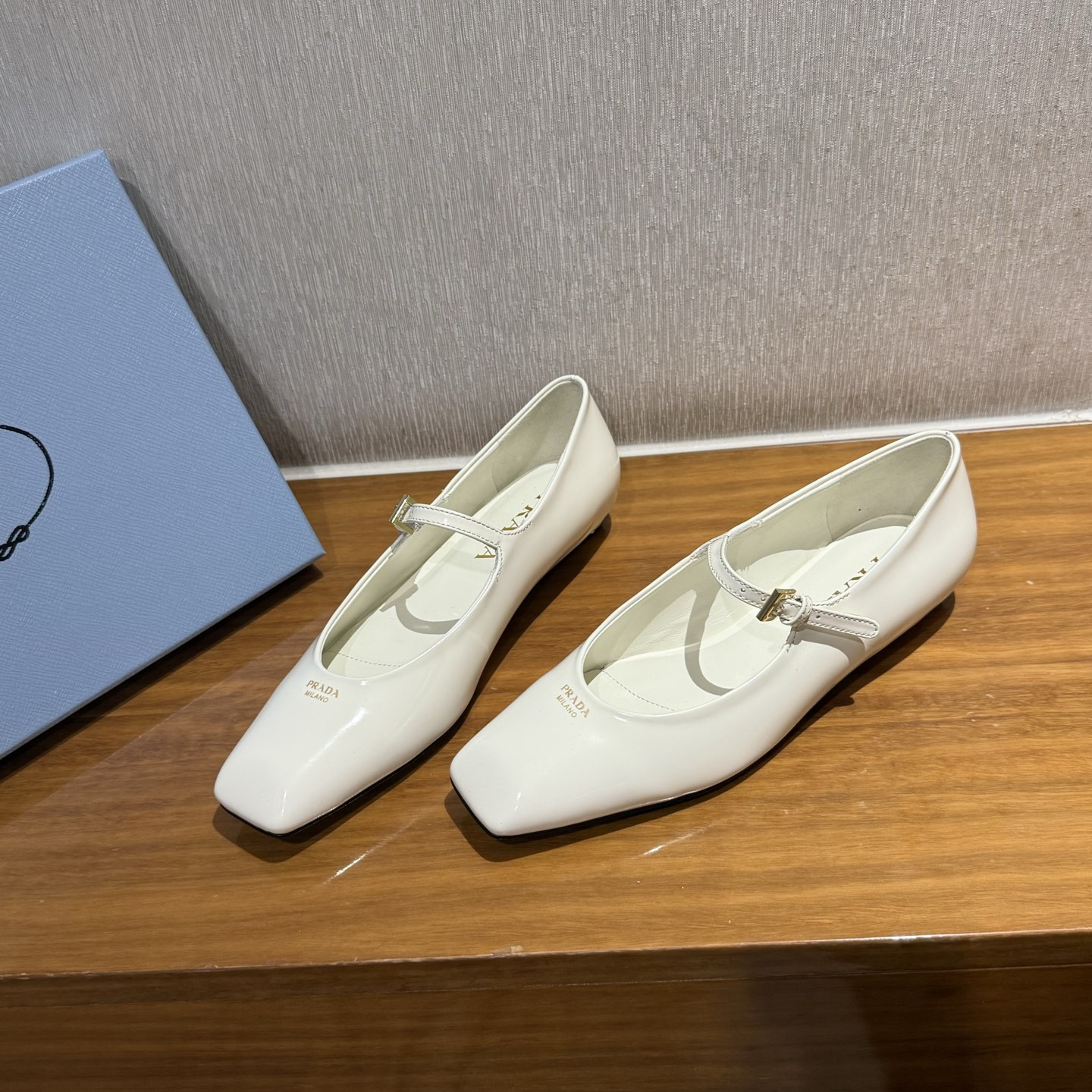 高仿Prada*1F826M方頭皮質塔扣平跟單鞋白色免檢版