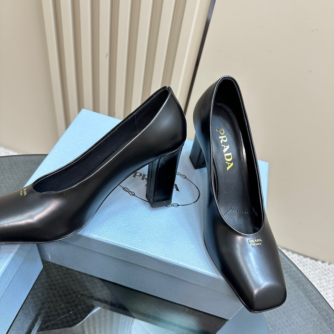 高仿Prada*1I837A方頭粗跟高踭鞋8.5CM小牛皮黑色免檢版