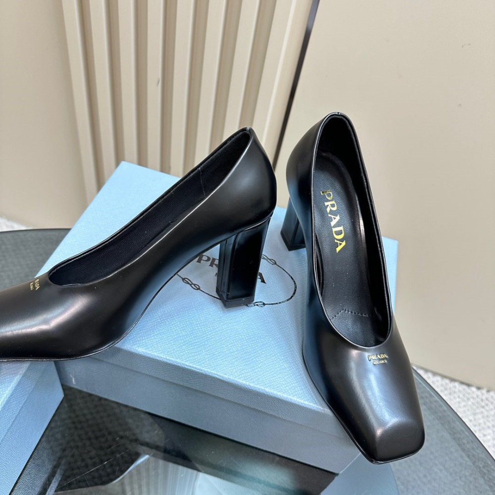 高仿Prada*1I837A方頭粗跟高踭鞋8.5CM小牛皮黑色免檢版