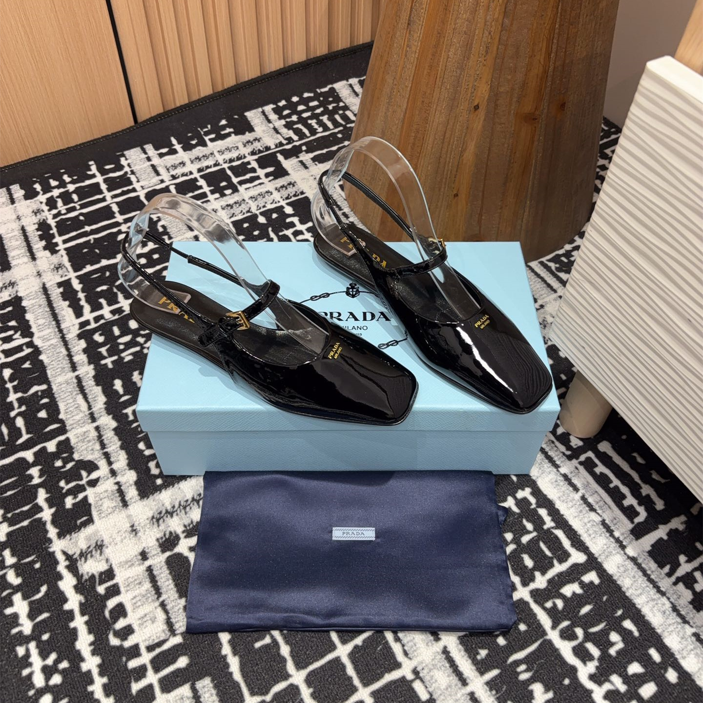 高仿Prada*1F828A方頭皮質塔扣休閒涼鞋漆皮黑色免檢版