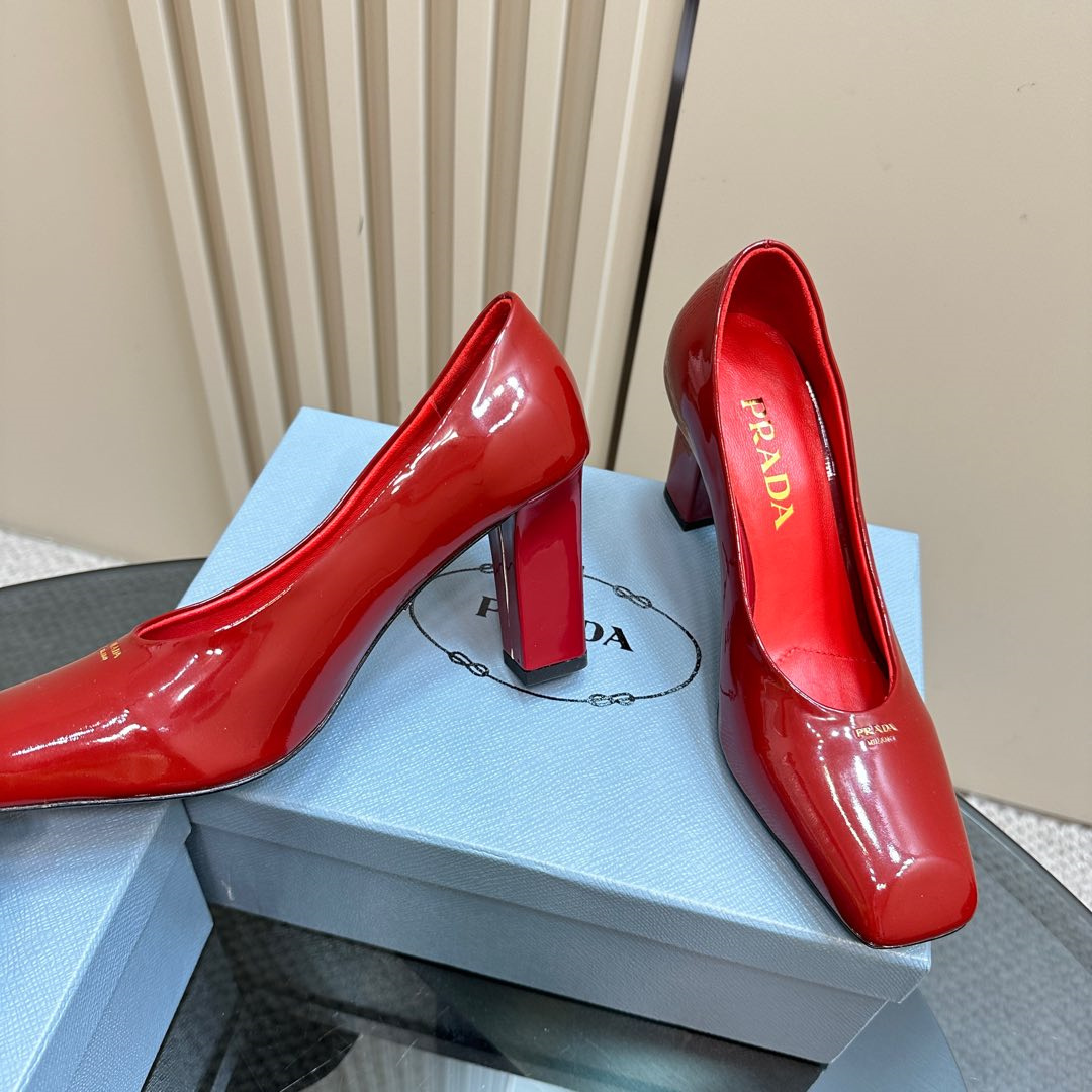 高仿Prada*1I837B方頭粗跟高踭鞋8.5CM漆皮紅色免檢版