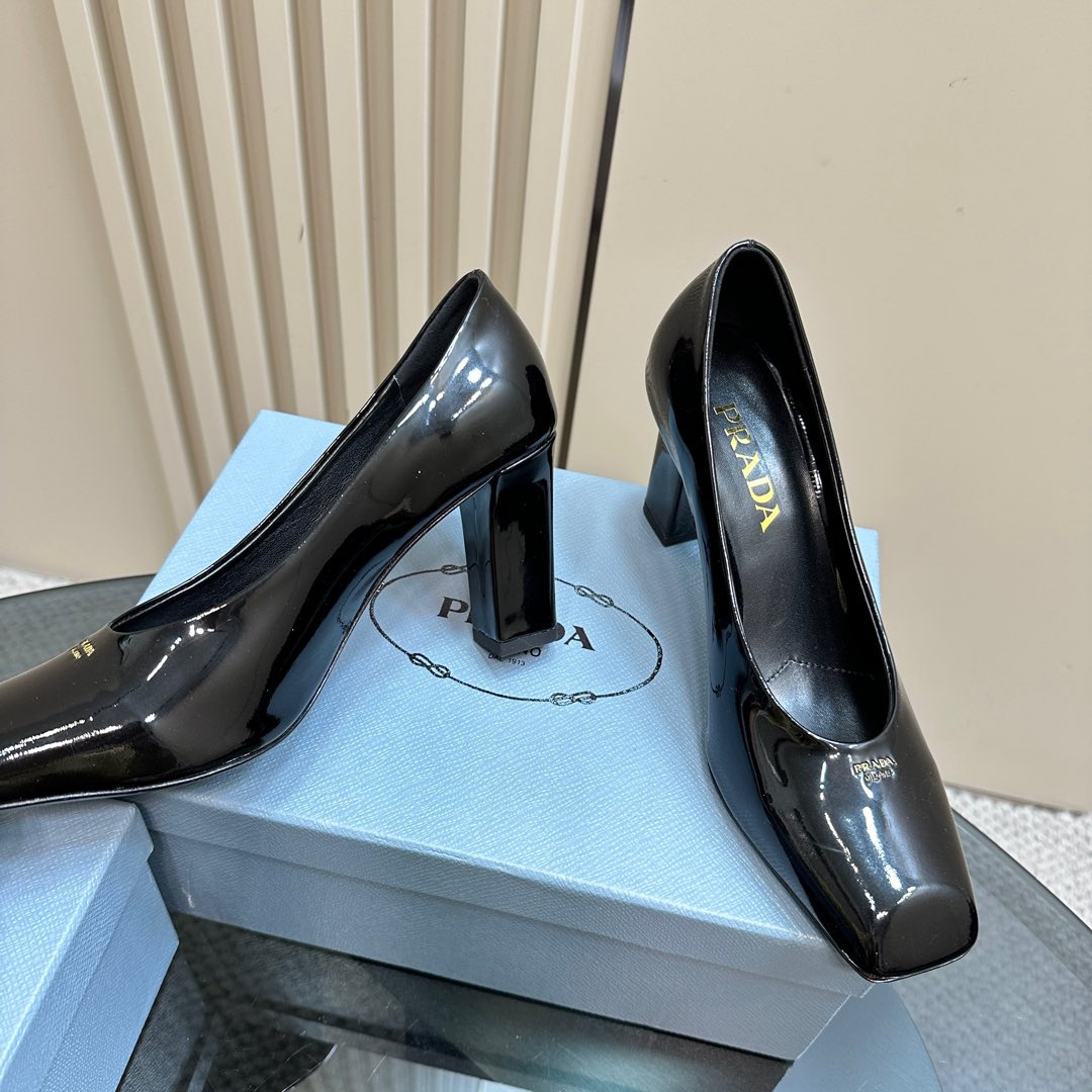 高仿Prada*1I837N方頭粗跟高踭鞋8.5CM漆皮黑色免檢版