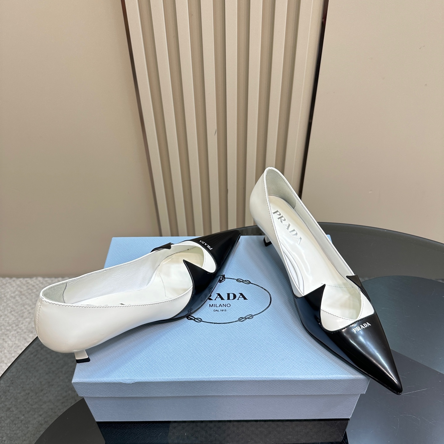 高仿Prada*1I976E尖頭走秀款高踭鞋5.5CM黑白色免檢版