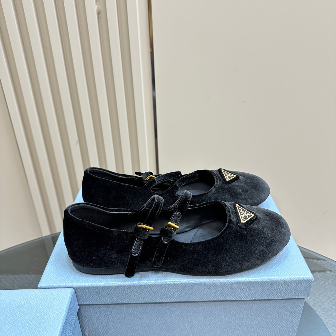 高仿Prada*1F793N圓頭塔扣瑪麗珍鞋絨面黑色免檢版