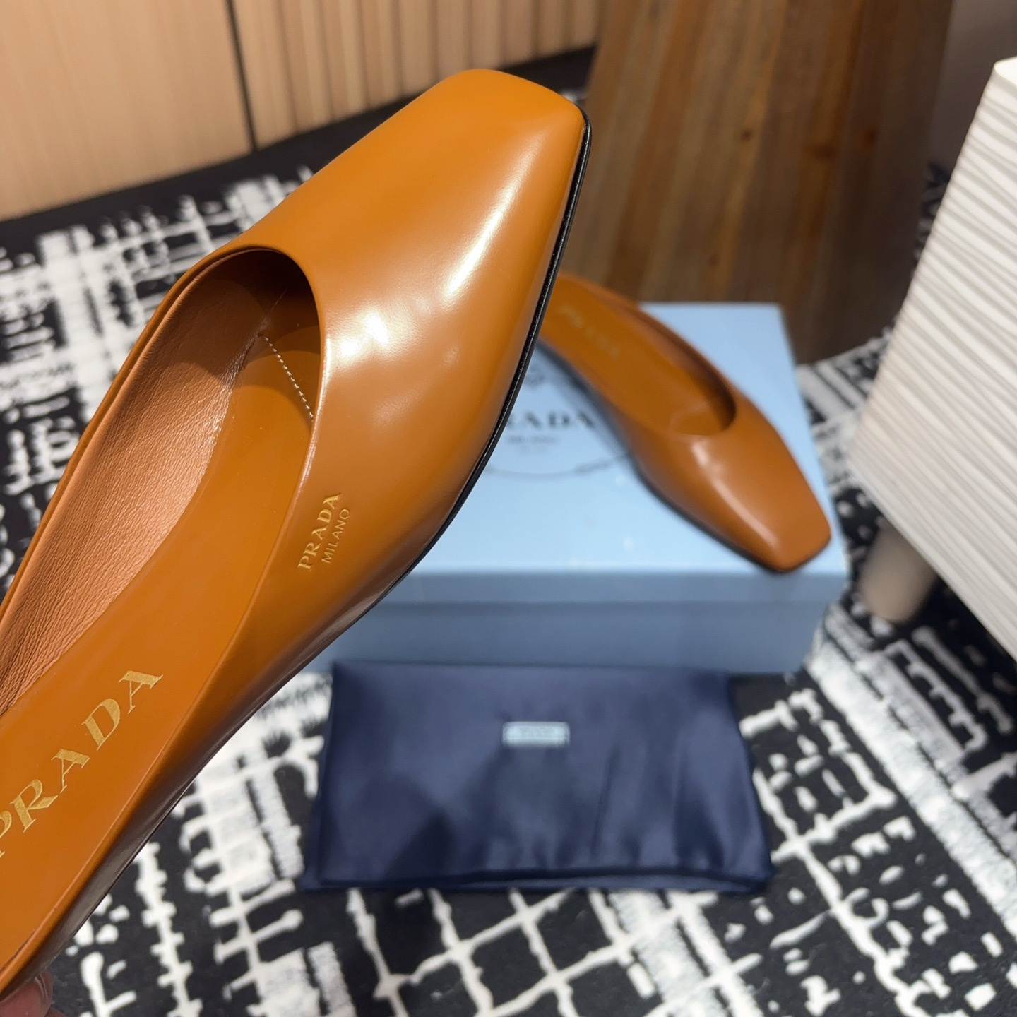 高仿Prada*1S825B方頭皮質休閒拖鞋棕色免檢版