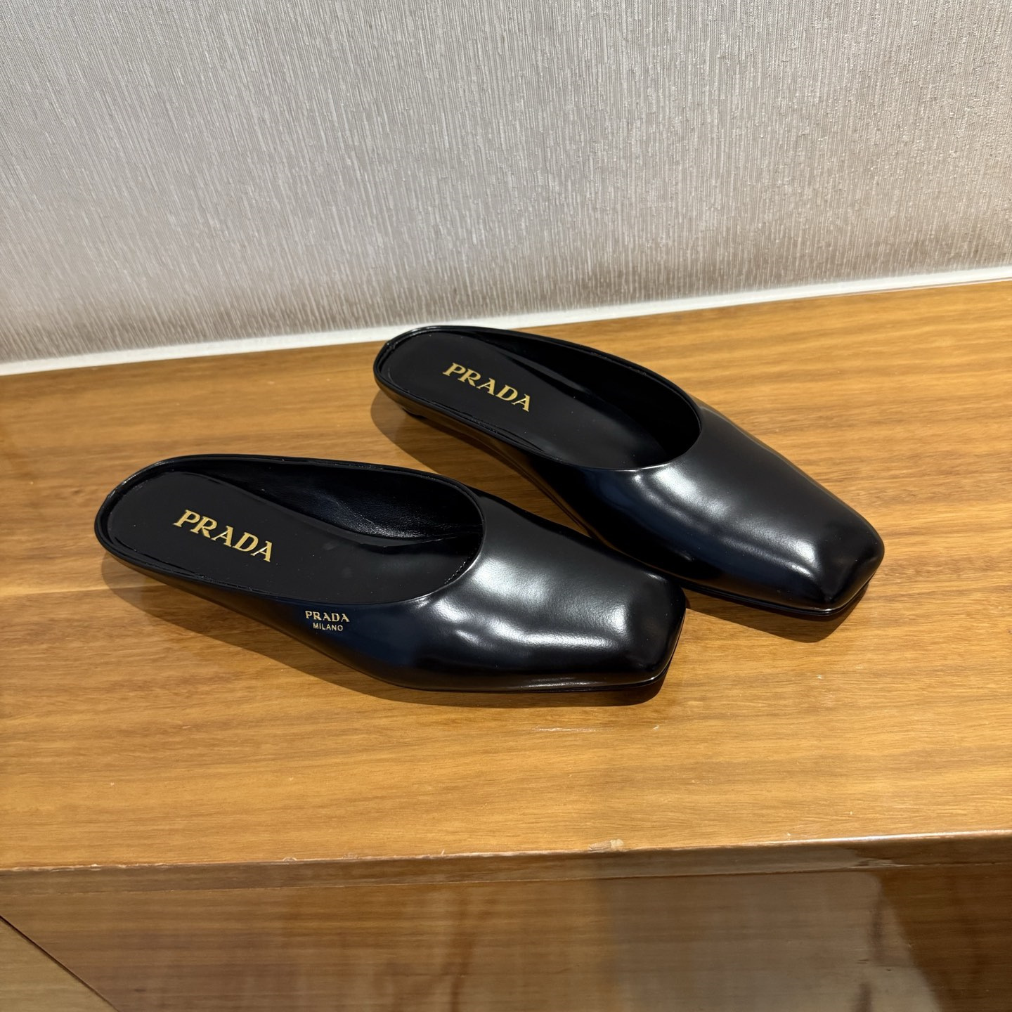 高仿Prada*1S825N方頭皮質休閒拖鞋黑色免檢版