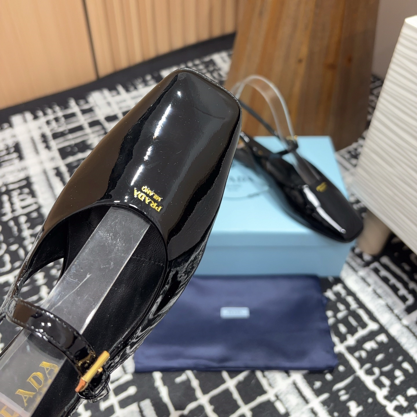 高仿Prada*1F828A方頭皮質塔扣休閒涼鞋漆皮黑色免檢版