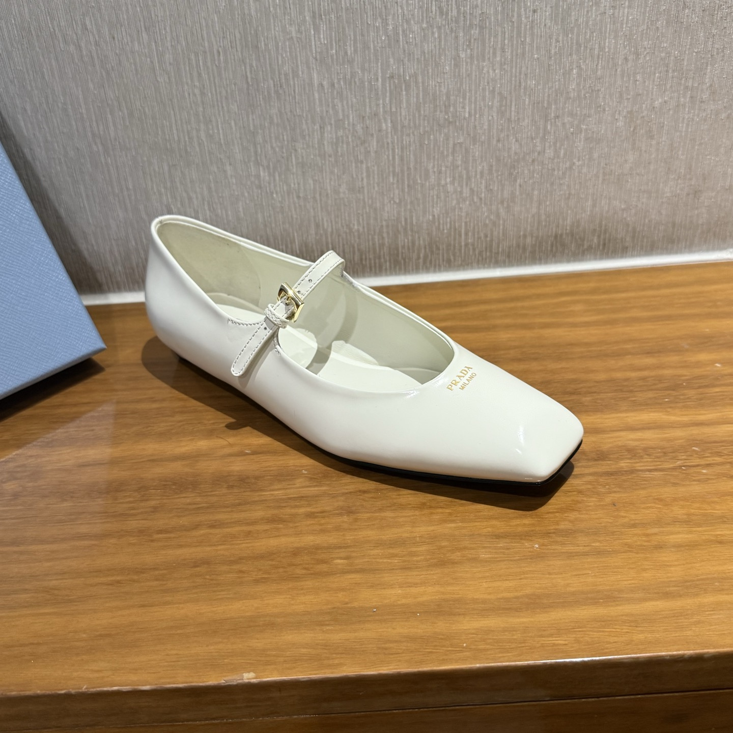 高仿Prada*1F826M方頭皮質塔扣平跟單鞋白色免檢版