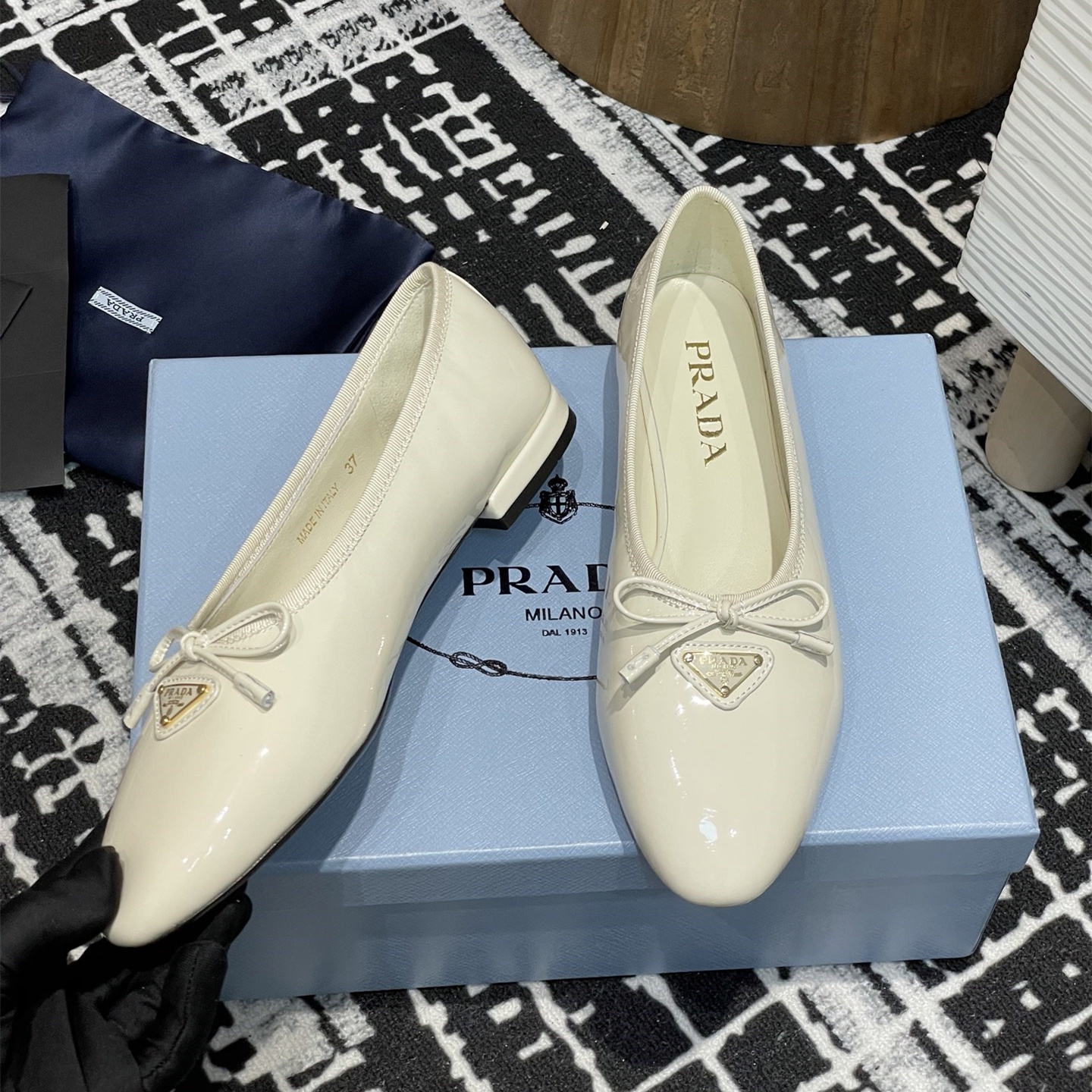 高仿Prada*Patent系列1F798N蝴蝶結圓頭單鞋漆皮白色免檢版