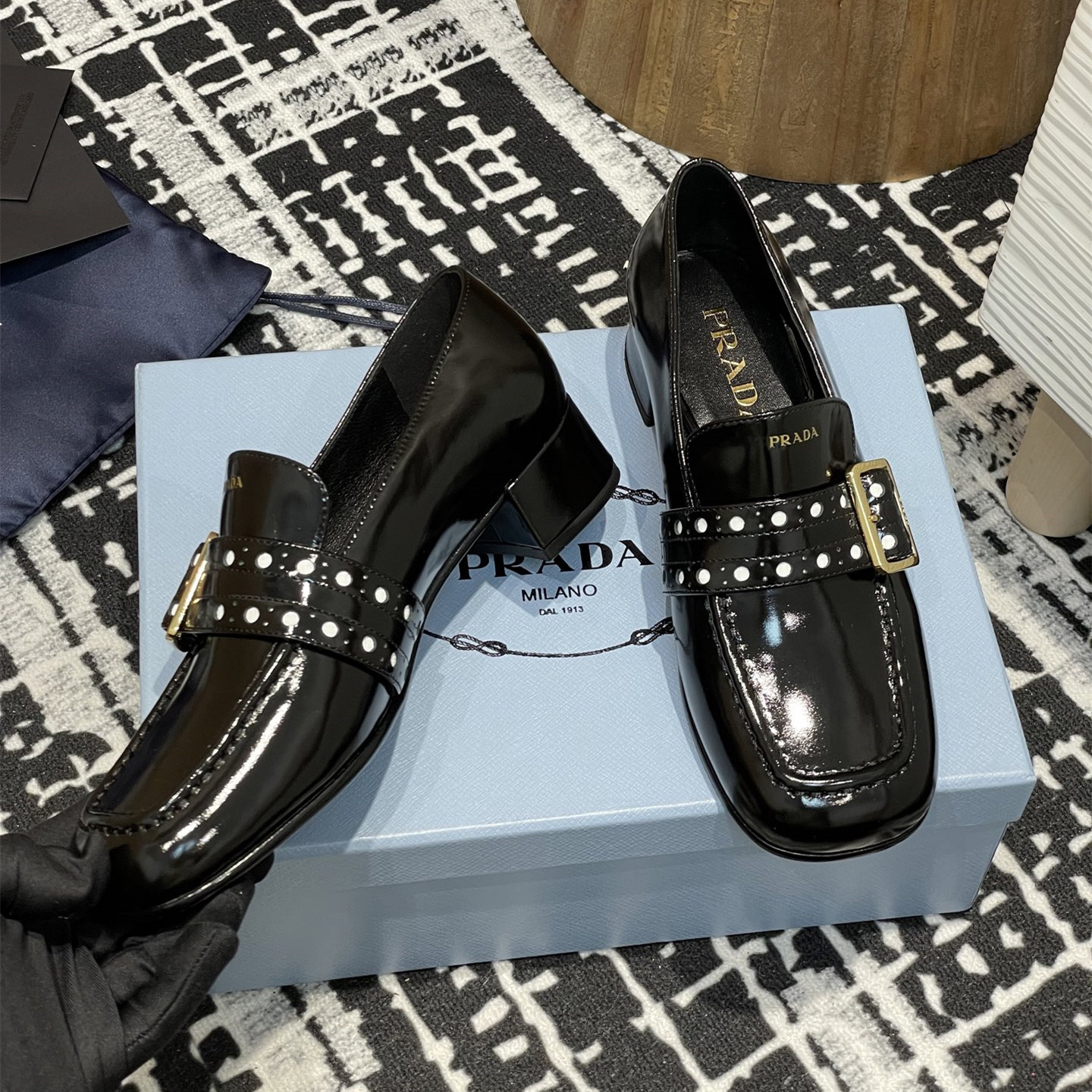 高仿Prada*1D831M方頭套腳樂福鞋3.5CM漆皮黑色免檢版