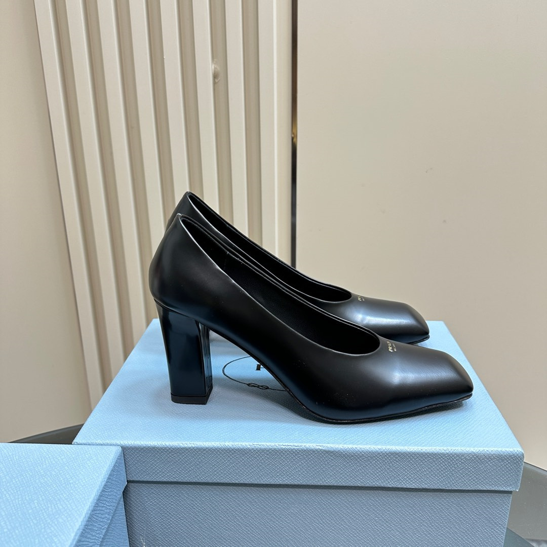 高仿Prada*1I837A方頭粗跟高踭鞋8.5CM小牛皮黑色免檢版