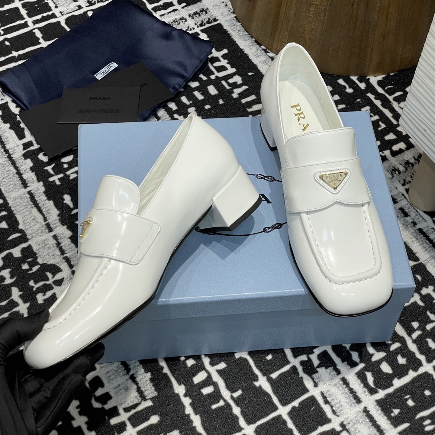 高仿Prada*1D831N方頭套腳樂福鞋3.5CM漆皮白色免檢版
