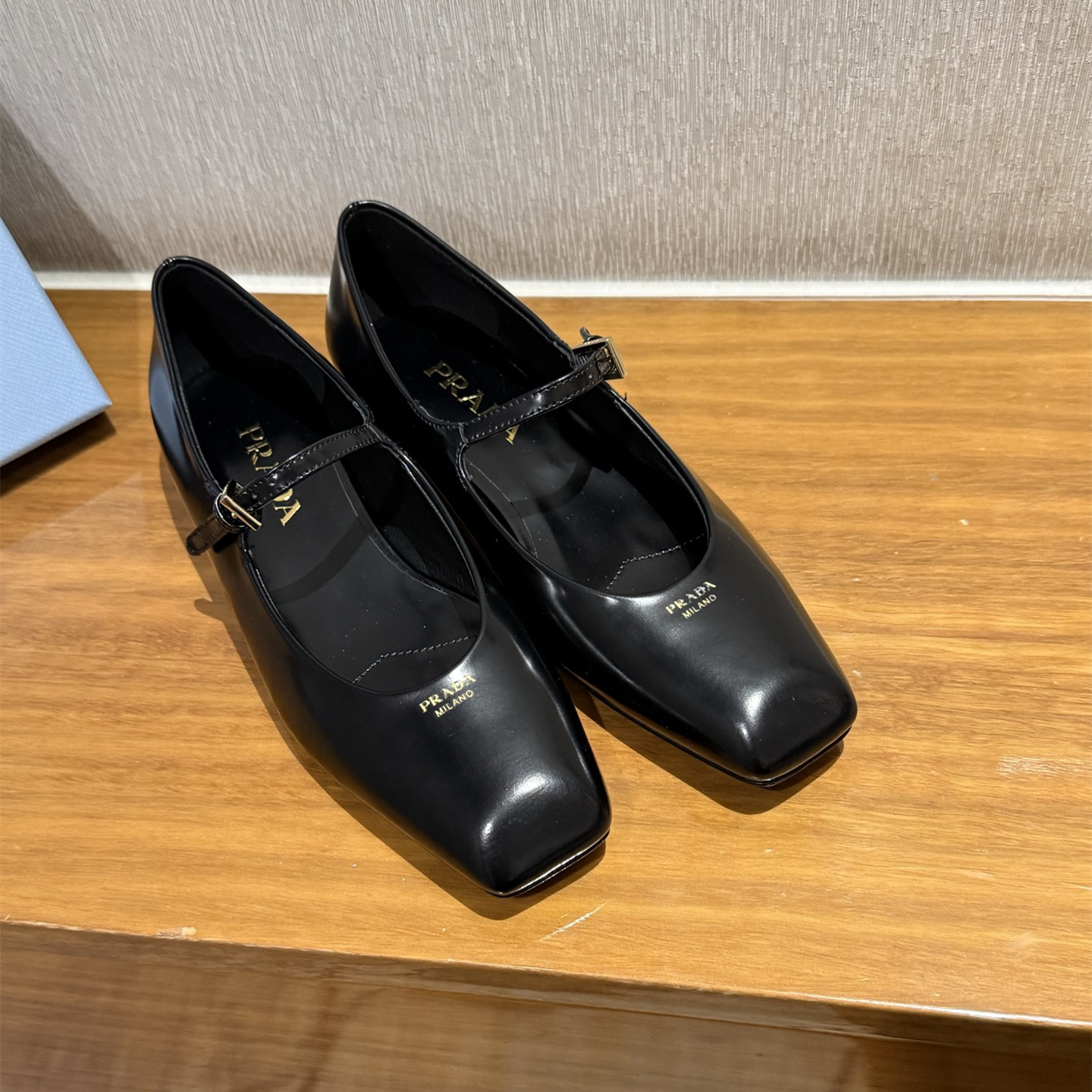 高仿Prada*1F826N方頭皮質塔扣平跟單鞋黑色免檢版