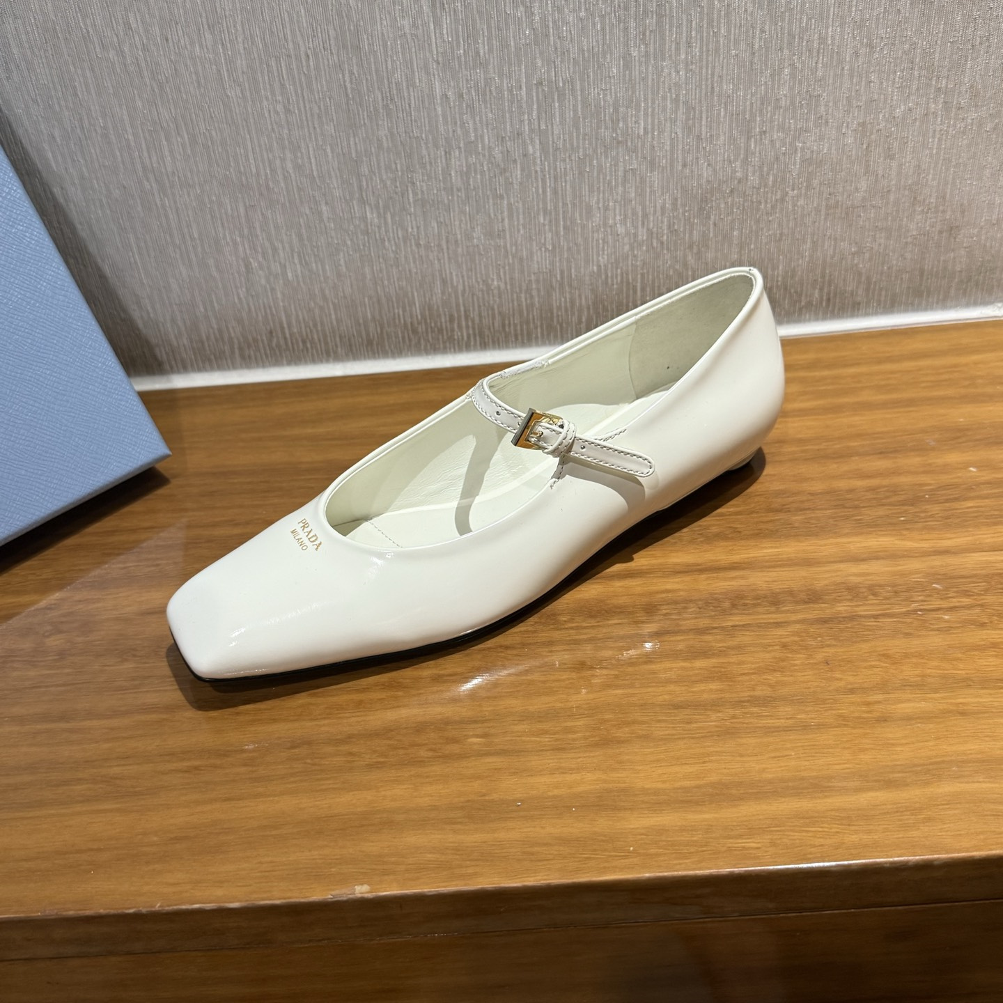 高仿Prada*1F826M方頭皮質塔扣平跟單鞋白色免檢版