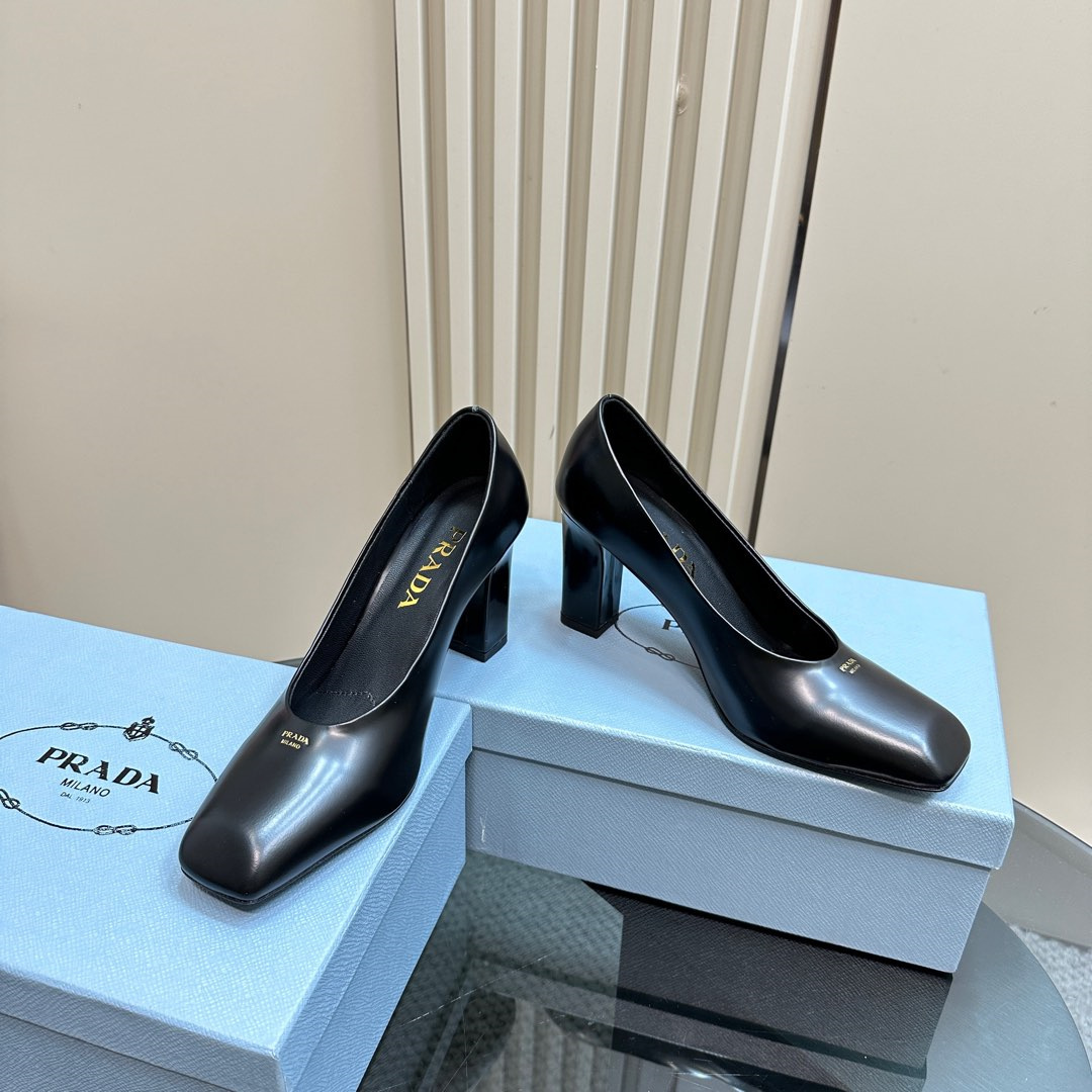 高仿Prada*1I837A方頭粗跟高踭鞋8.5CM小牛皮黑色免檢版