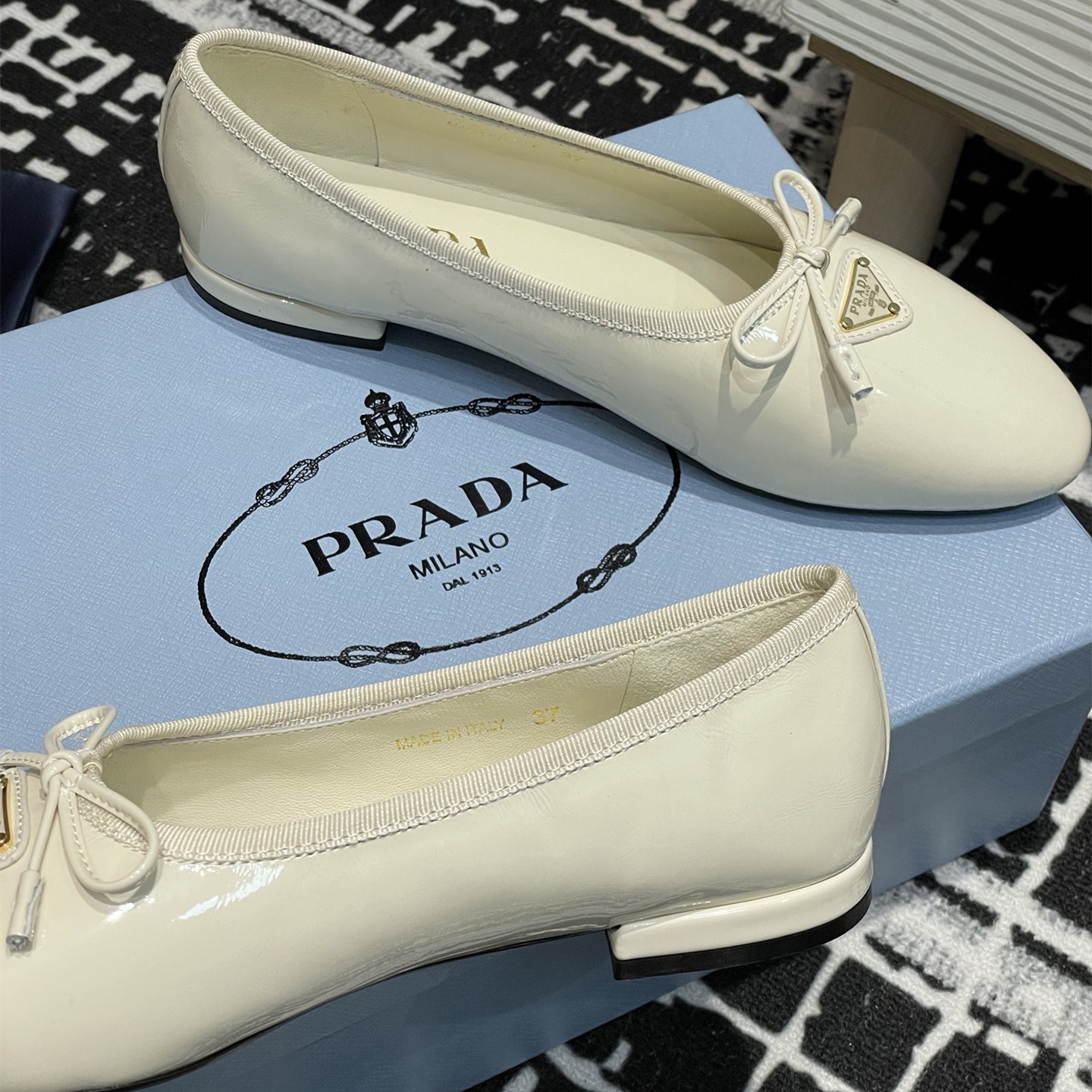 高仿Prada*Patent系列1F798N蝴蝶結圓頭單鞋漆皮白色免檢版