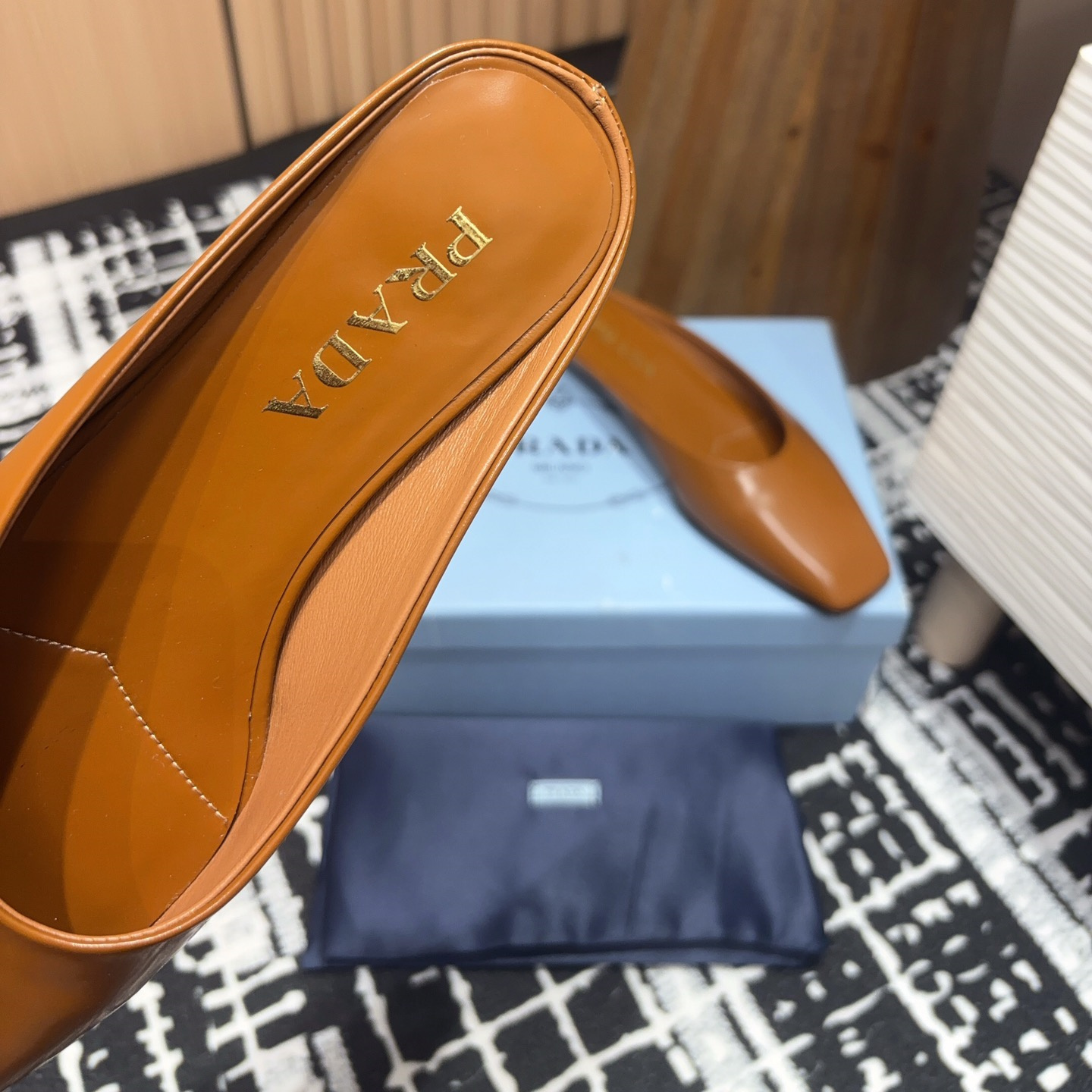 高仿Prada*1S825B方頭皮質休閒拖鞋棕色免檢版
