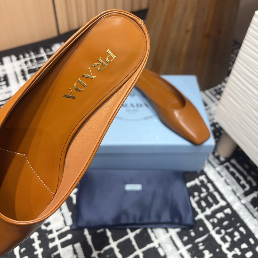 高仿Prada*1S825B方頭皮質休閒拖鞋棕色免檢版