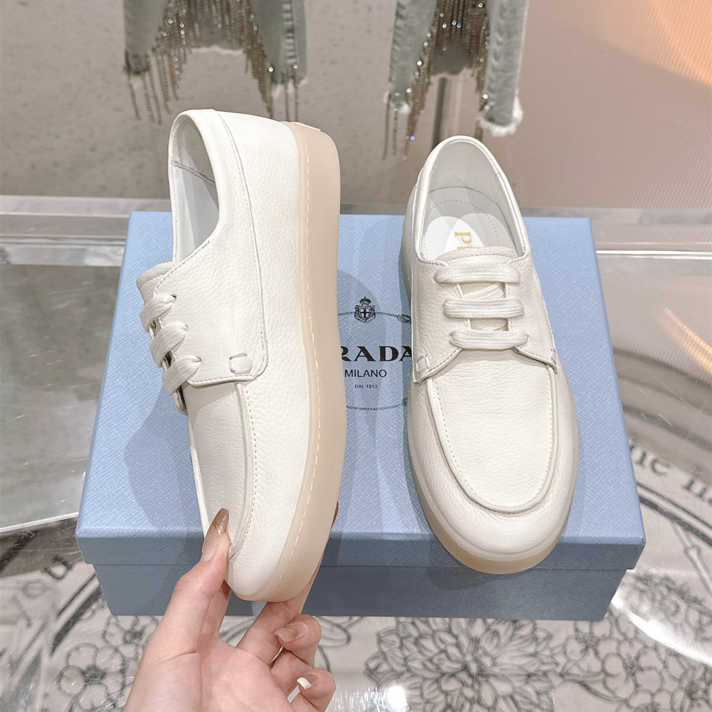 高仿Prada*2EE397B男女同款復古商務鞋白色免檢版