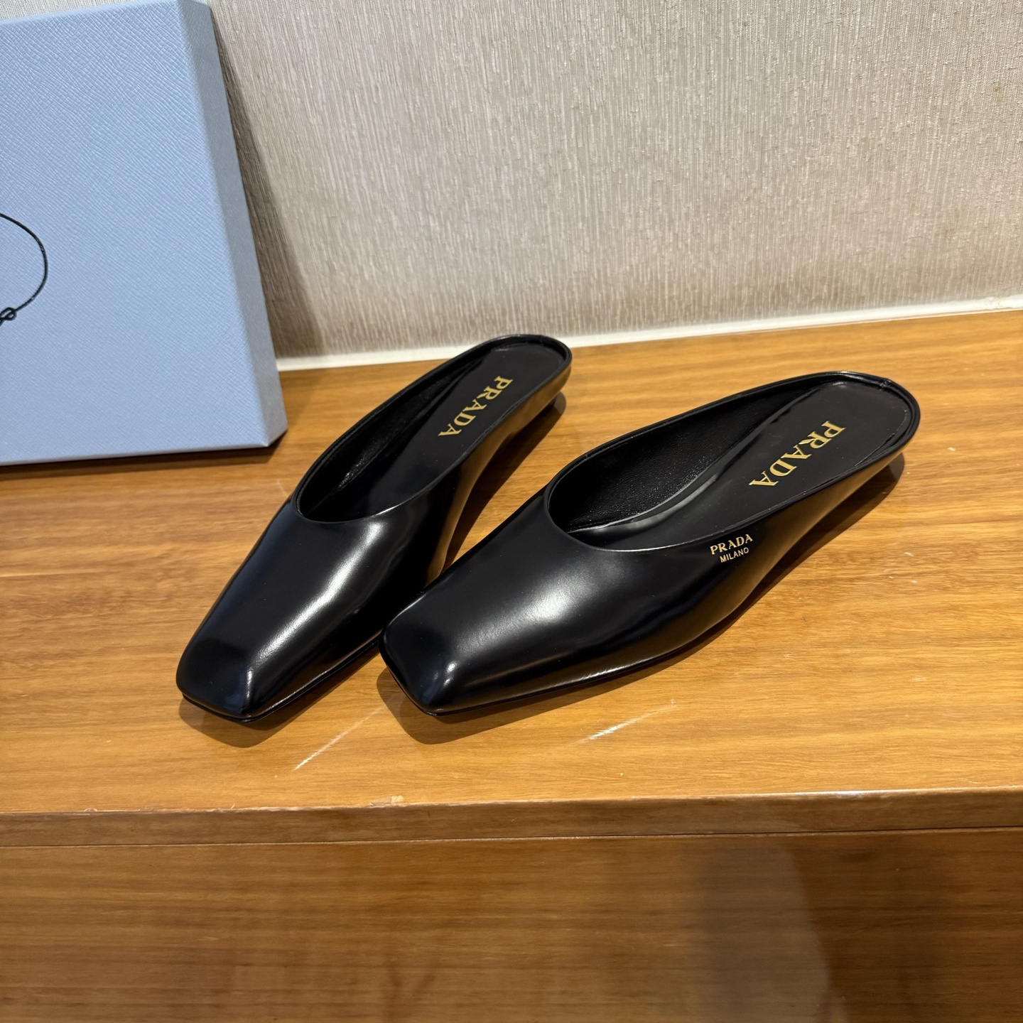 高仿Prada*1S825N方頭皮質休閒拖鞋黑色免檢版