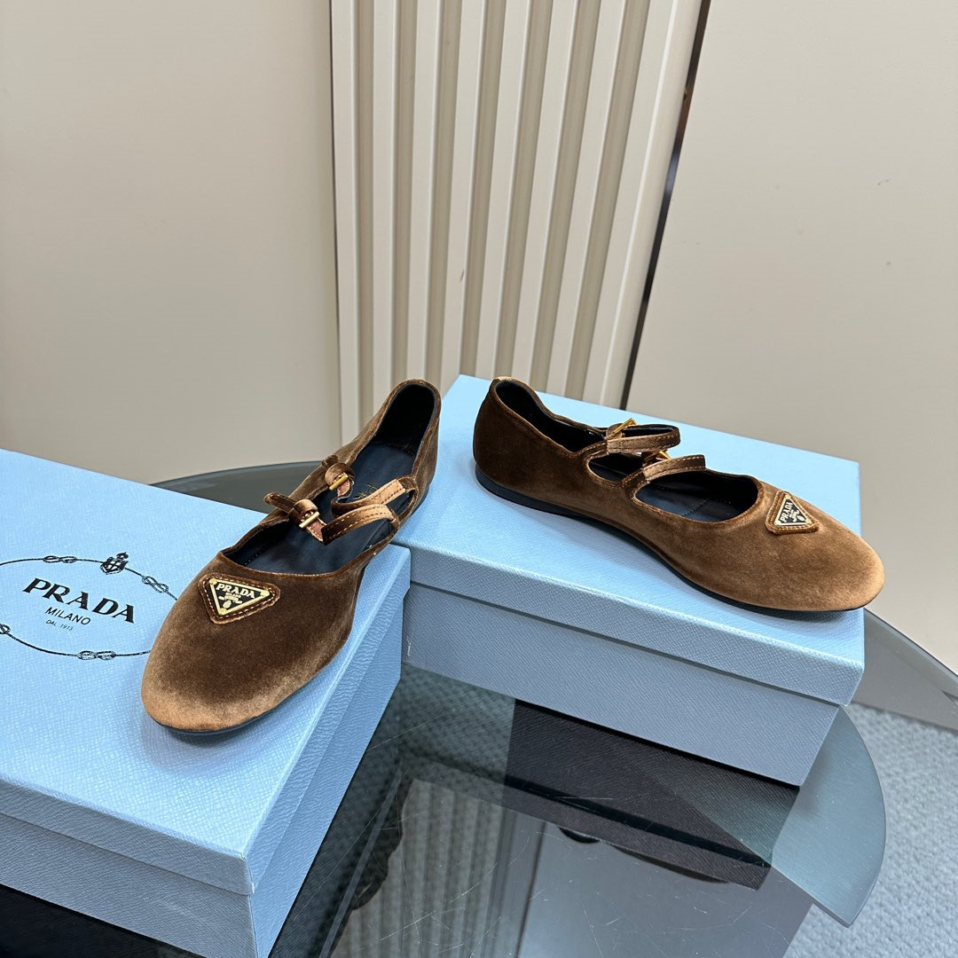 高仿Prada*1F793S圓頭塔扣瑪麗珍鞋絨面棕色免檢版