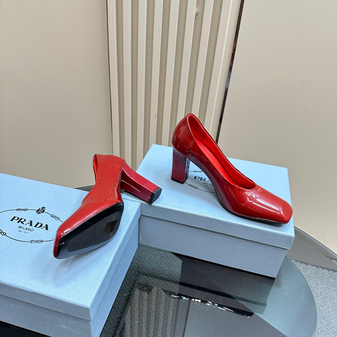 高仿Prada*1I837B方頭粗跟高踭鞋8.5CM漆皮紅色免檢版