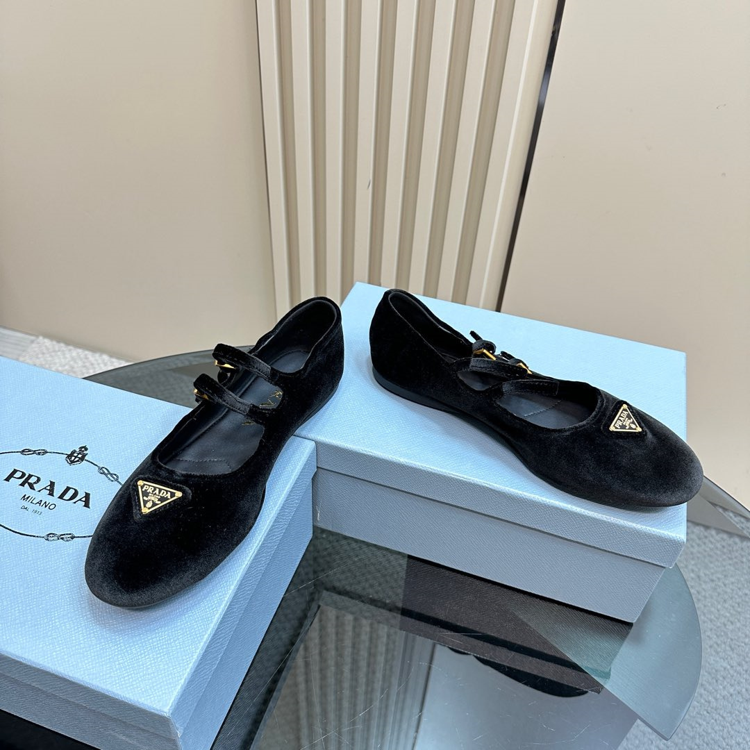 高仿Prada*1F793N圓頭塔扣瑪麗珍鞋絨面黑色免檢版