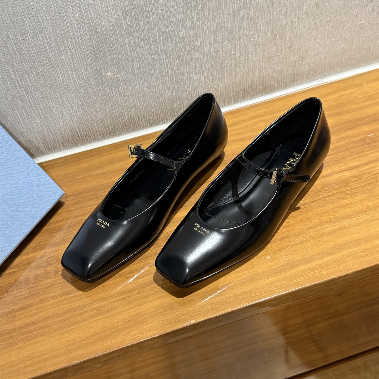 高仿Prada*1F826N方頭皮質塔扣平跟單鞋黑色免檢版