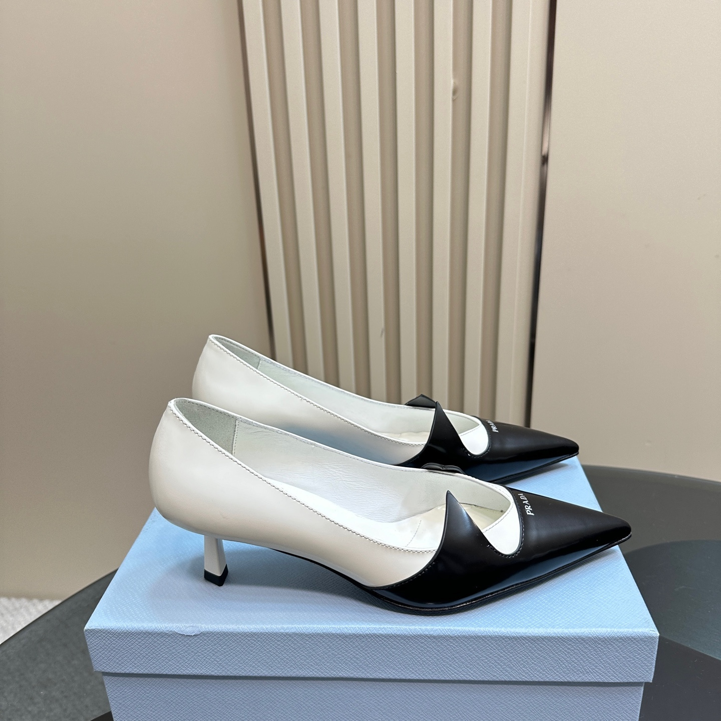 高仿Prada*1I976E尖頭走秀款高踭鞋5.5CM黑白色免檢版