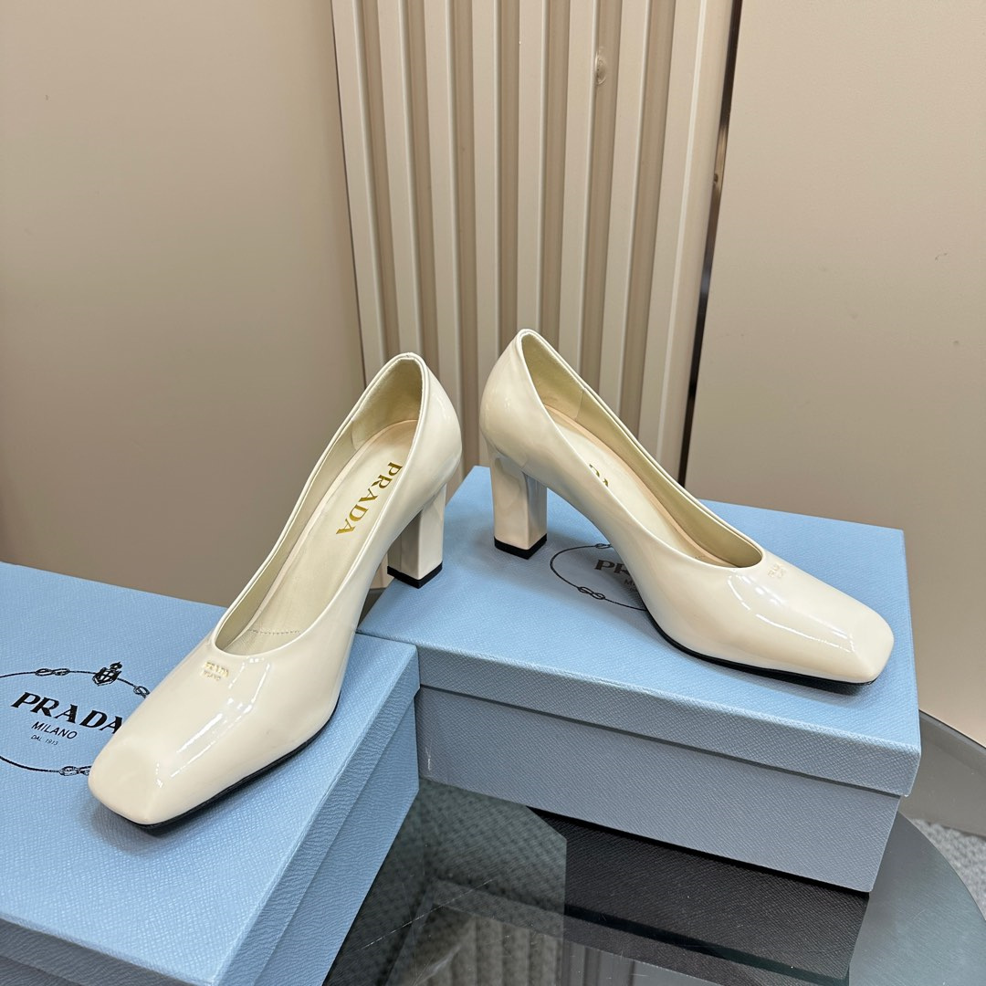 高仿Prada*1I837M方頭粗跟高踭鞋8.5CM漆皮白色免檢版