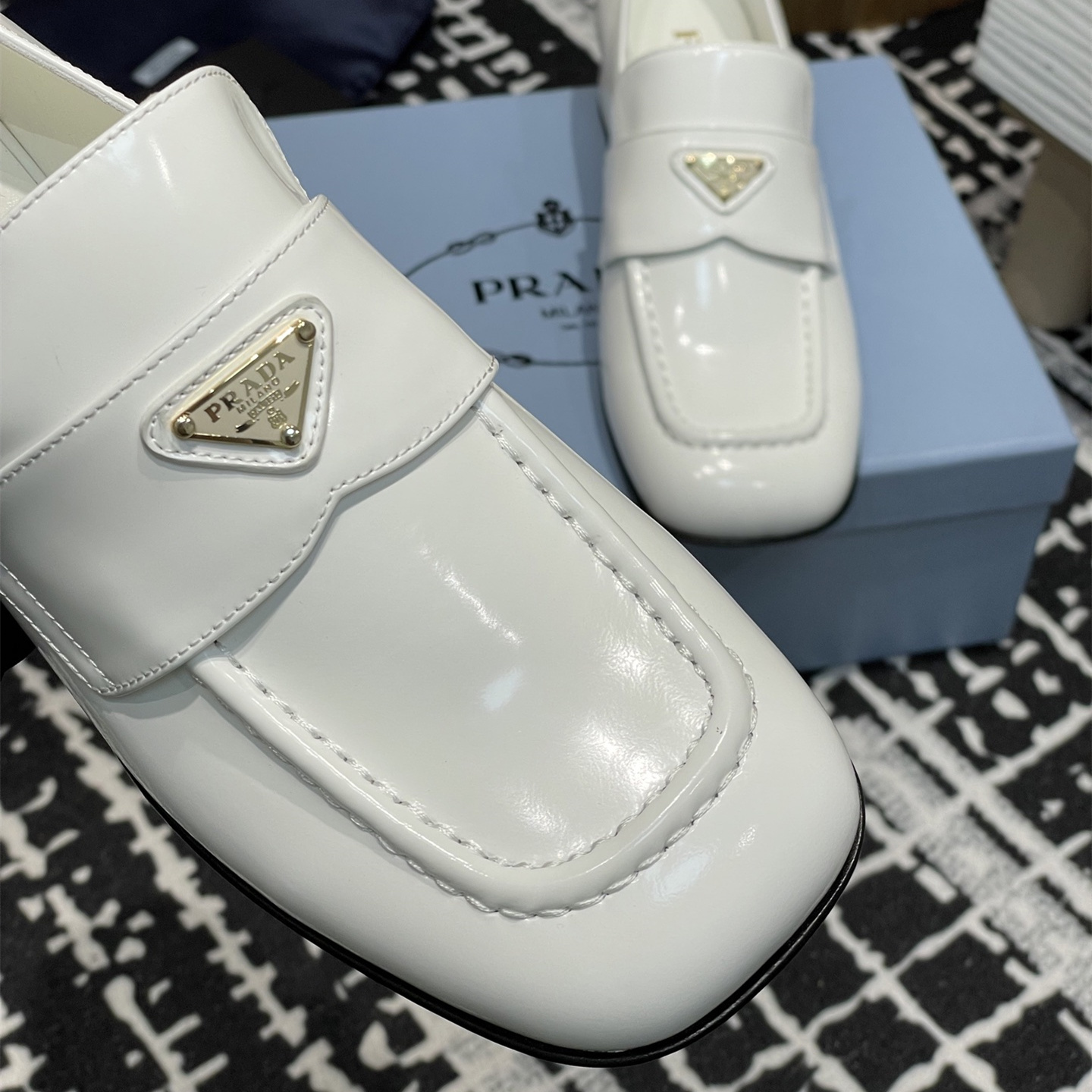高仿Prada*1D831N方頭套腳樂福鞋3.5CM漆皮白色免檢版