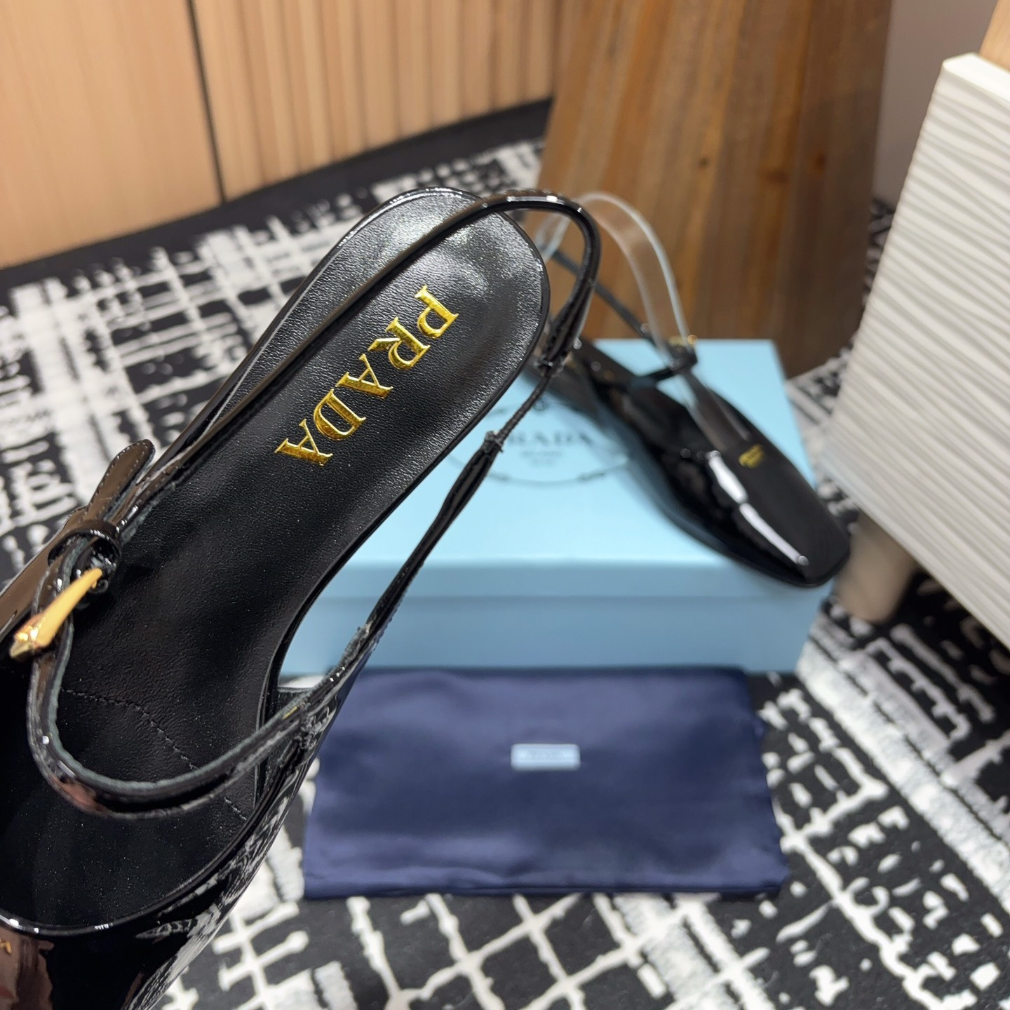 高仿Prada*1F828A方頭皮質塔扣休閒涼鞋漆皮黑色免檢版
