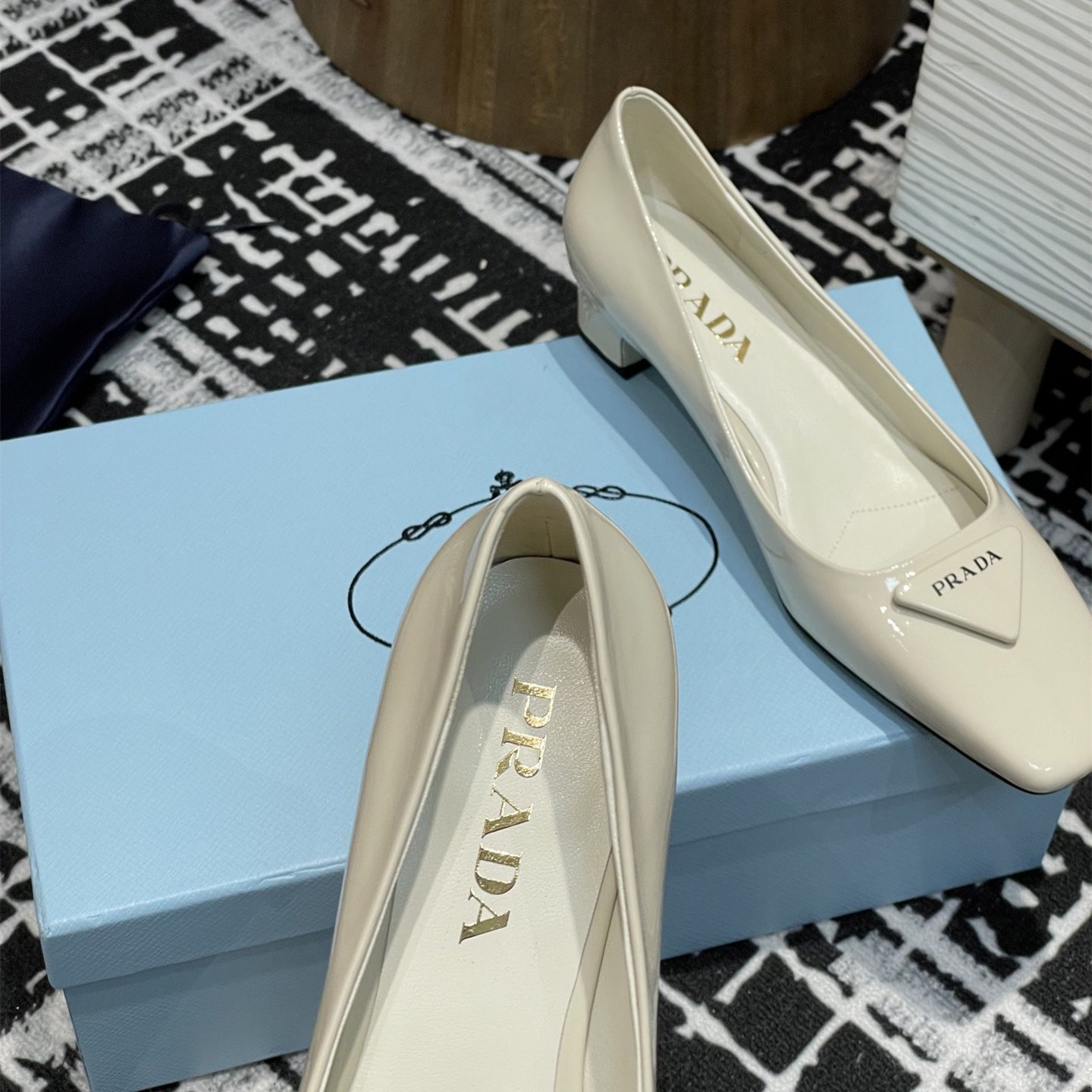高仿Prada*1l628B方頭粗跟單鞋3.5CM白色免檢版